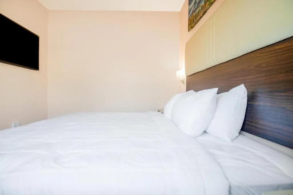 Bed in Royal Inn & Suites