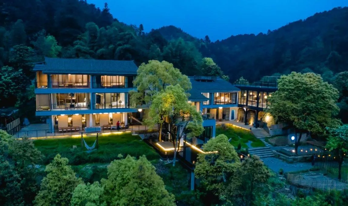 Property building in Hide and see