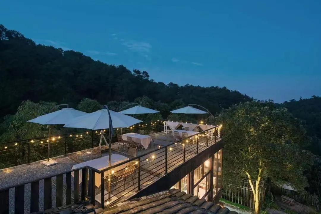 Property building in Hide and see