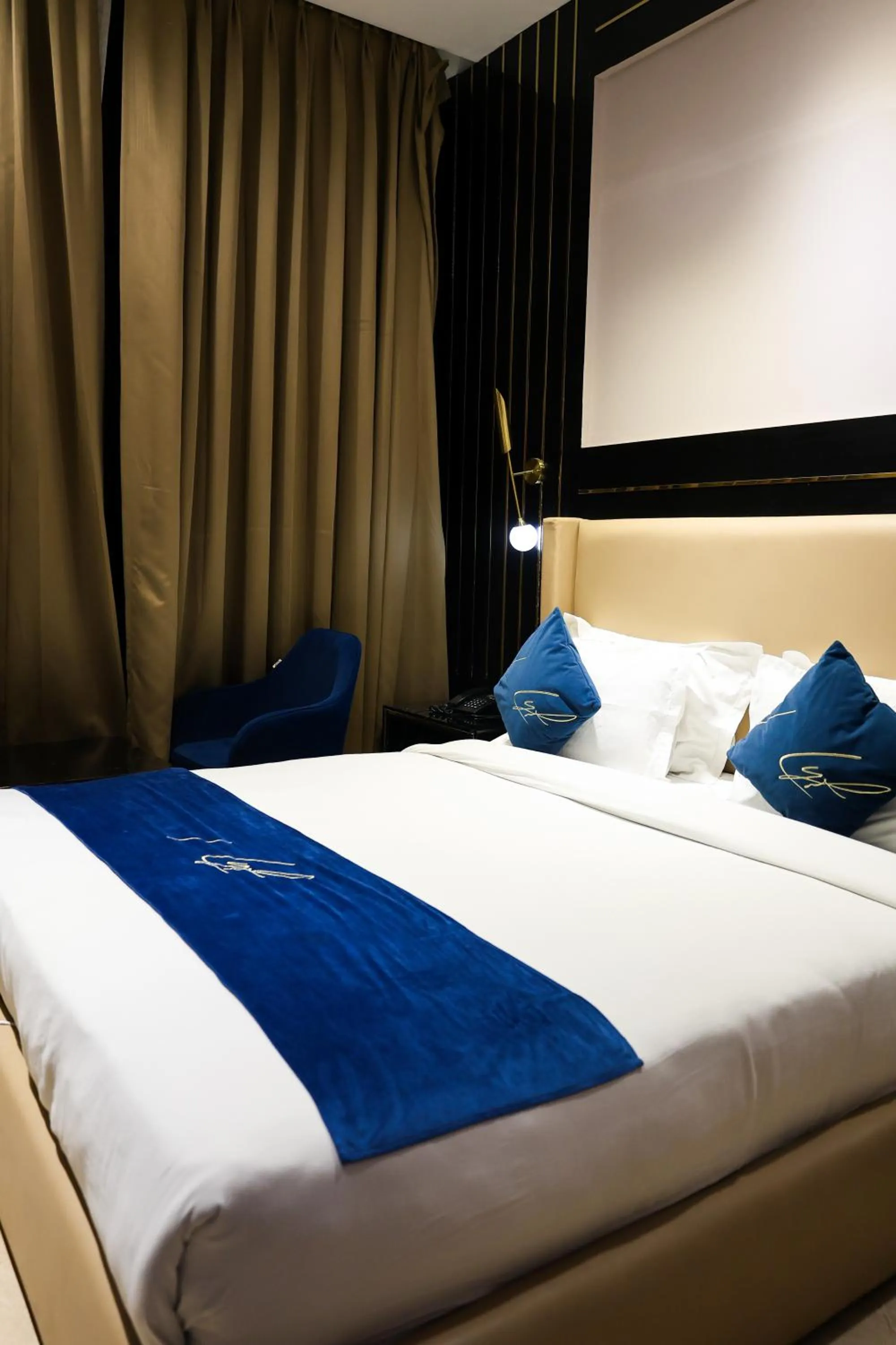 Bed in Aquila Grand Suites - Noida Sector 136