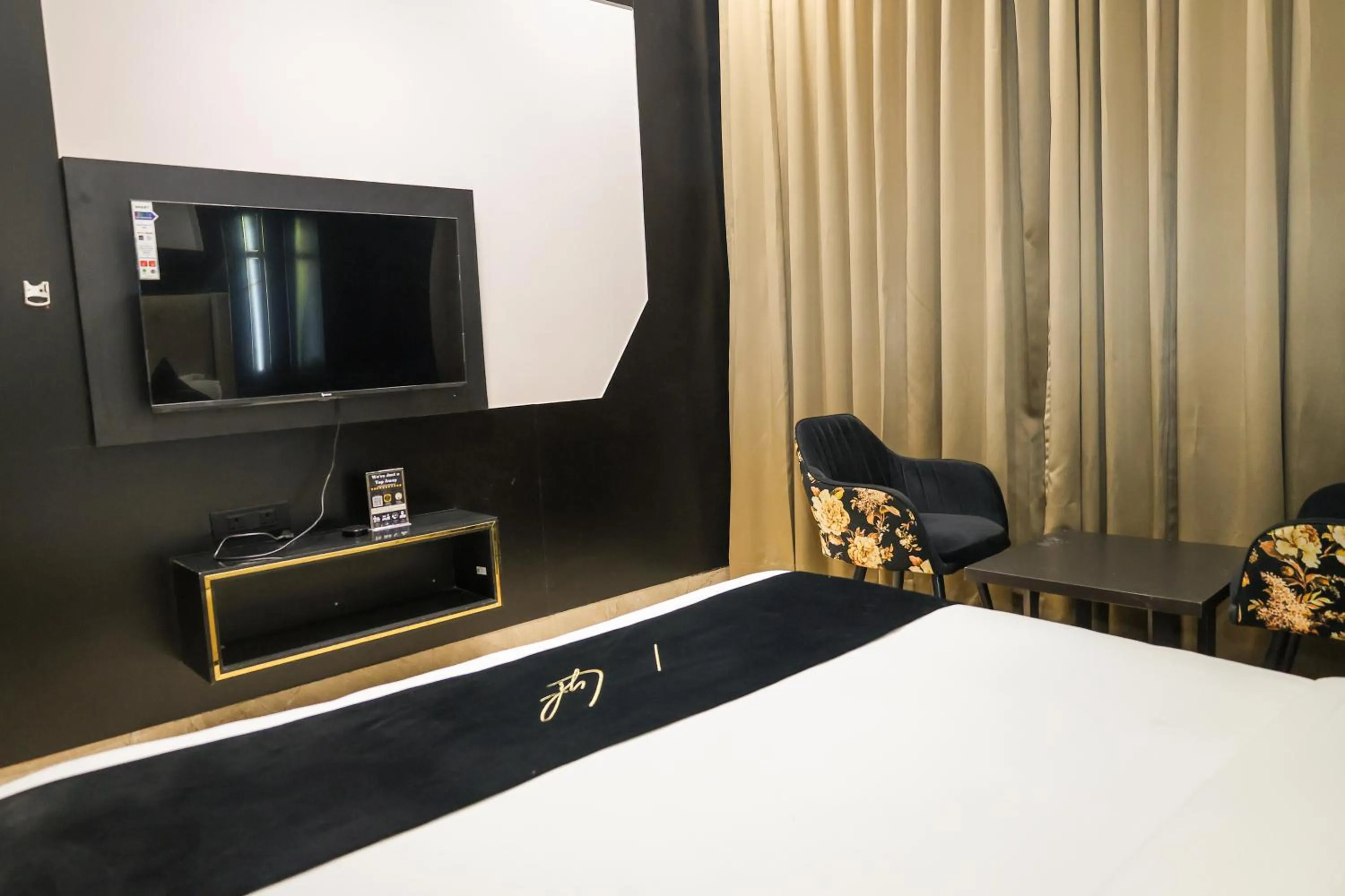 Bedroom, Bed in Aquila Grand Suites - Noida Sector 136