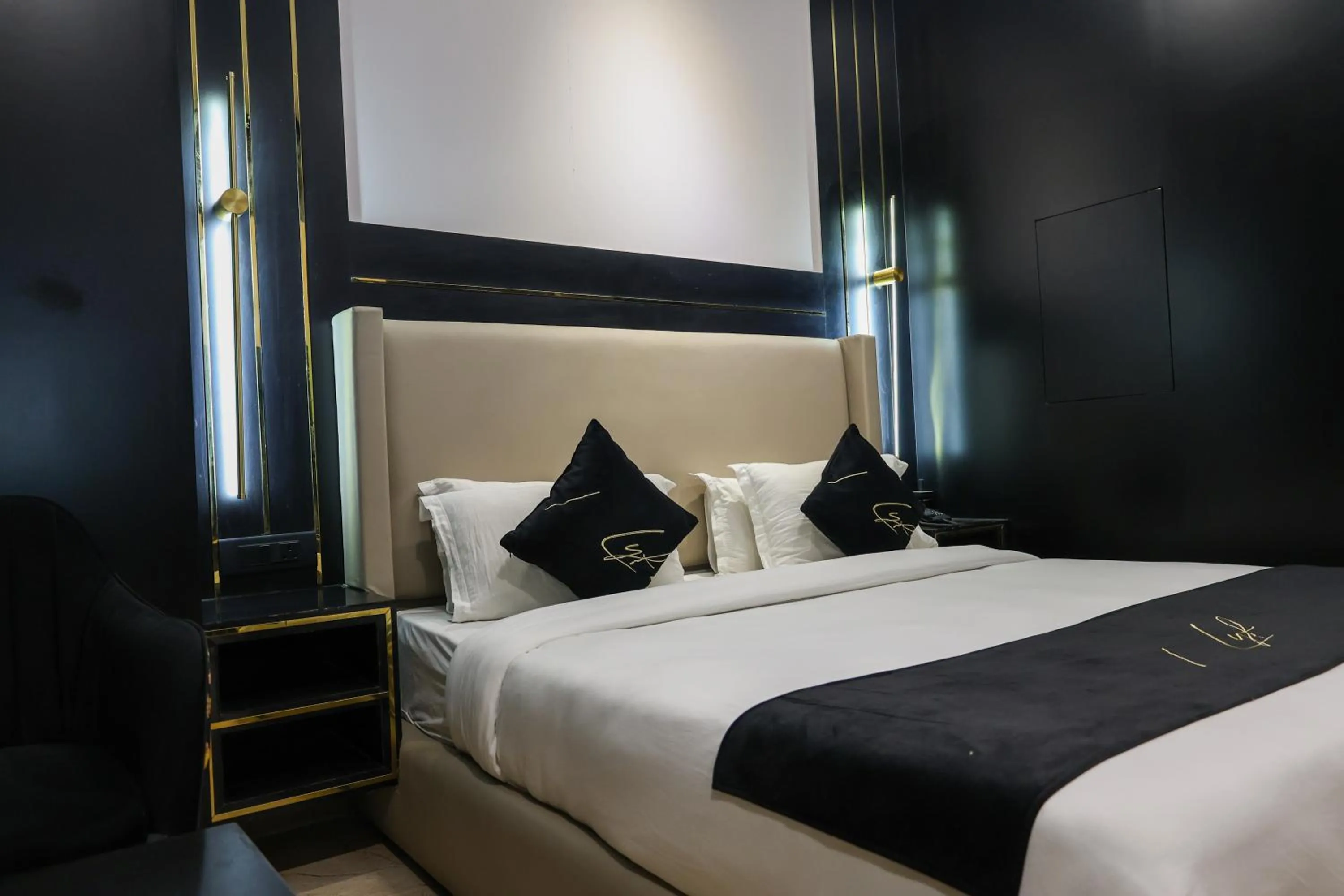 Bed in Aquila Grand Suites - Noida Sector 136