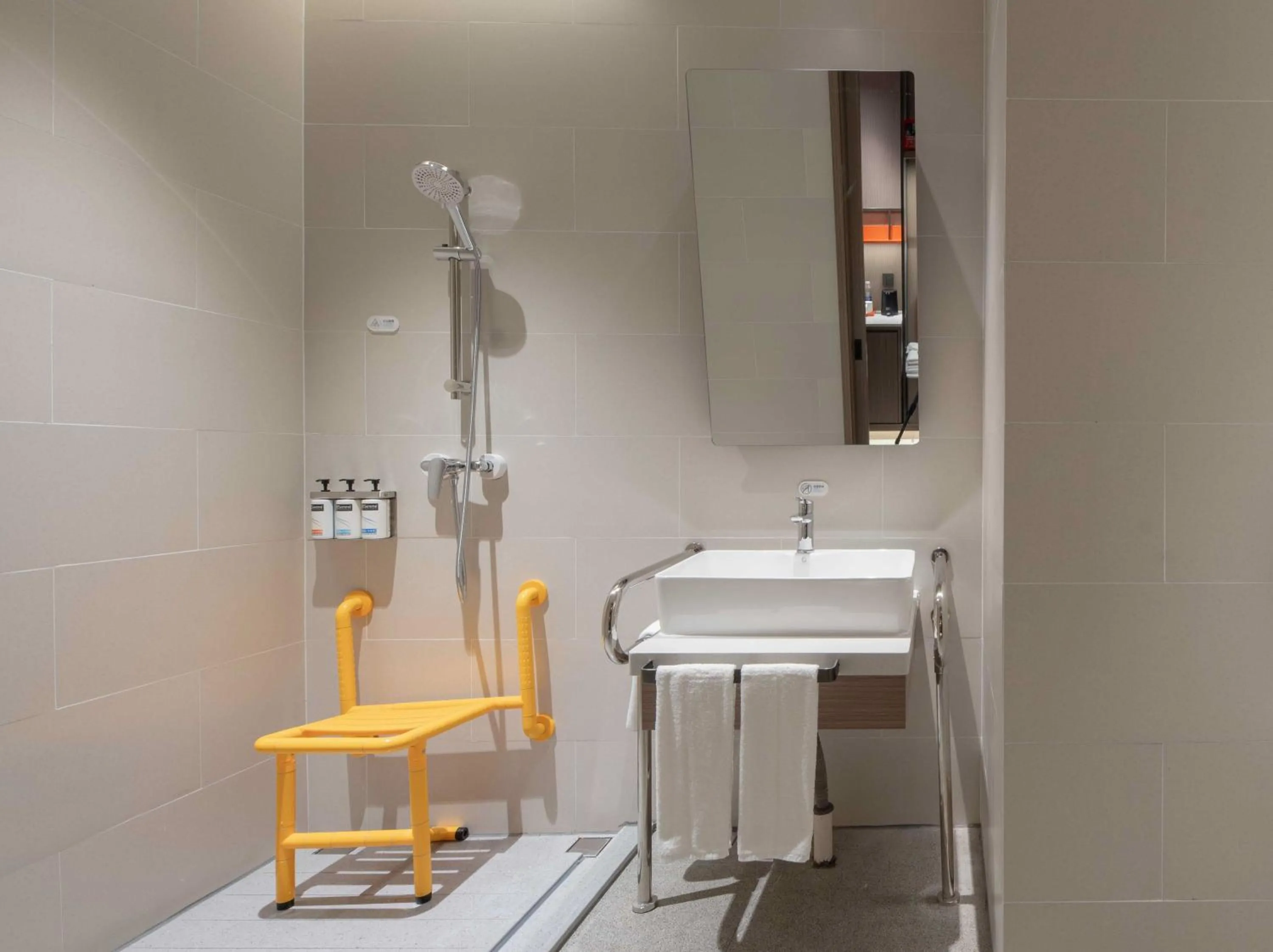 Bathroom in Holiday Inn Express Hai'an Railway Station by IHG