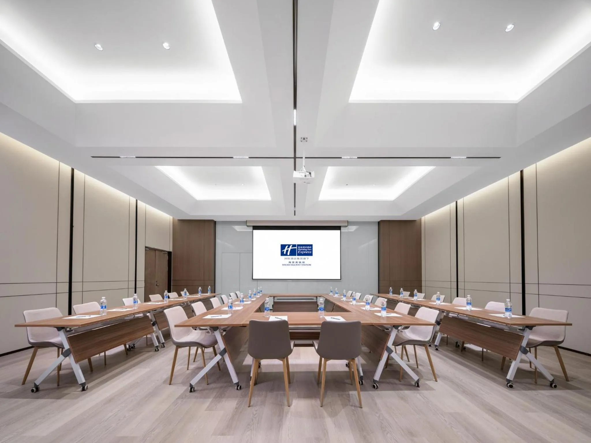Meeting/conference room in Holiday Inn Express Hai'an Railway Station by IHG