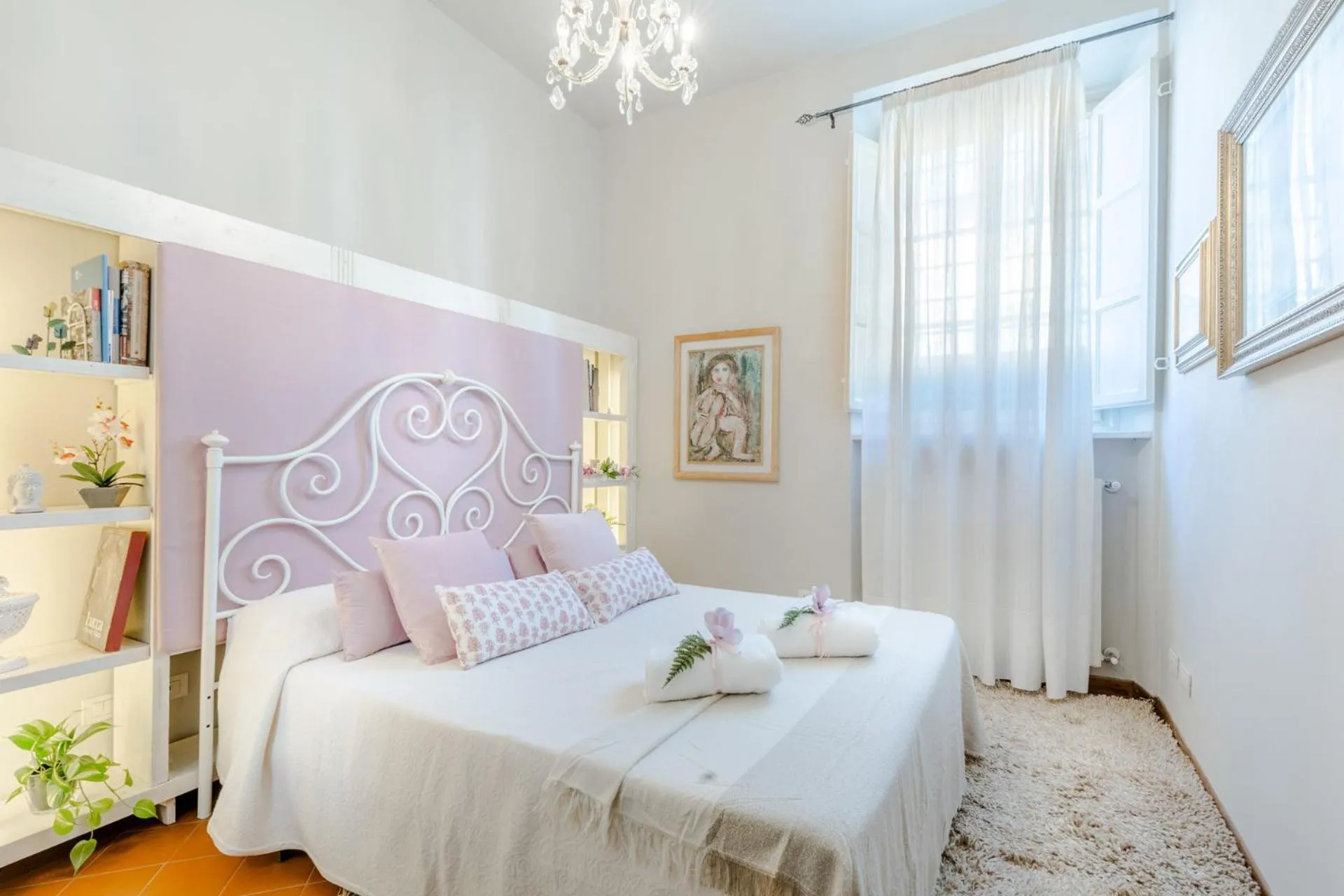 Bed in The Garden Along The Stream, romantic apartment Lucca