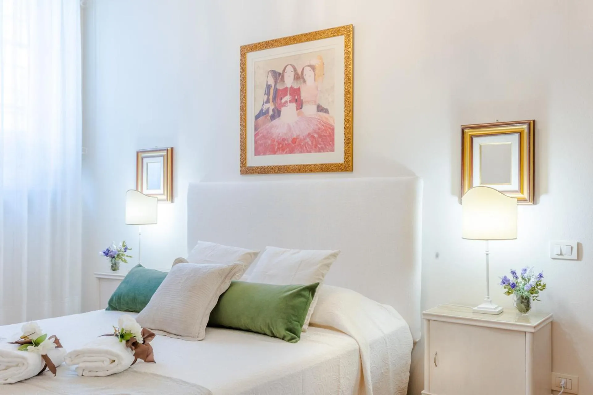 Bed in The Garden Along The Stream, romantic apartment Lucca