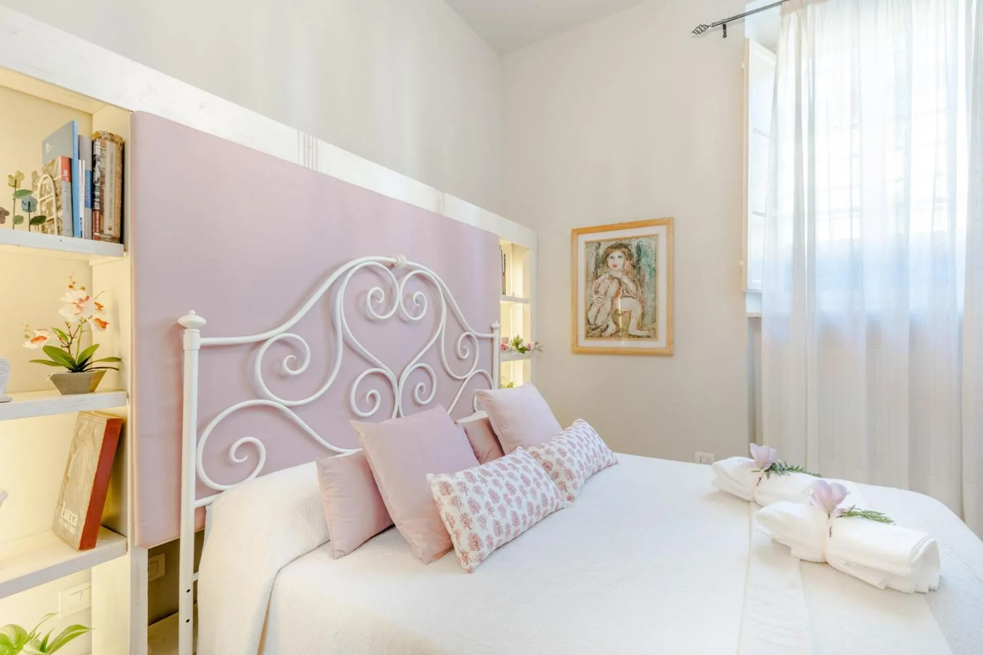 Bed in The Garden Along The Stream, romantic apartment Lucca