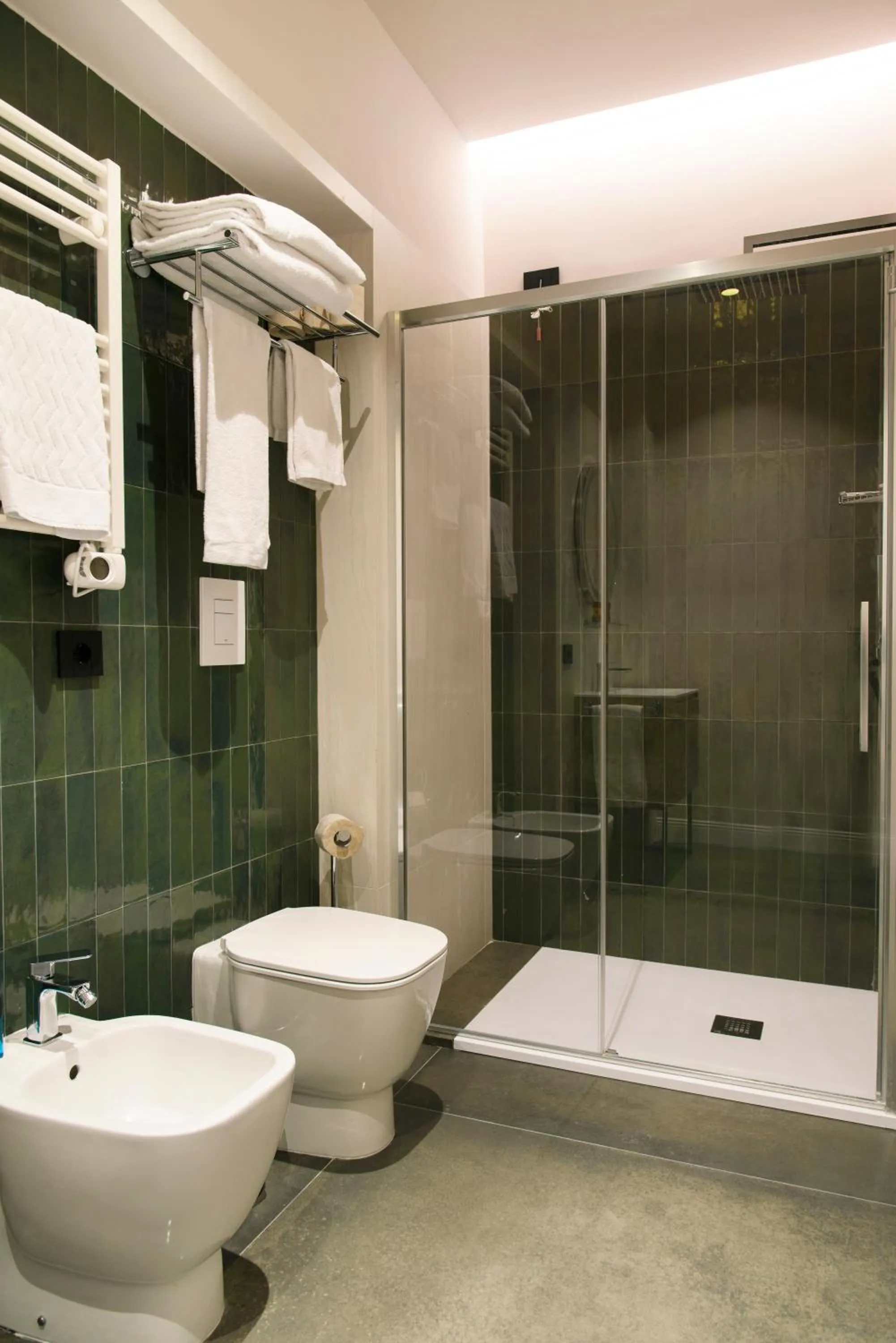 Shower in Vesuvius Palace Aparthotel