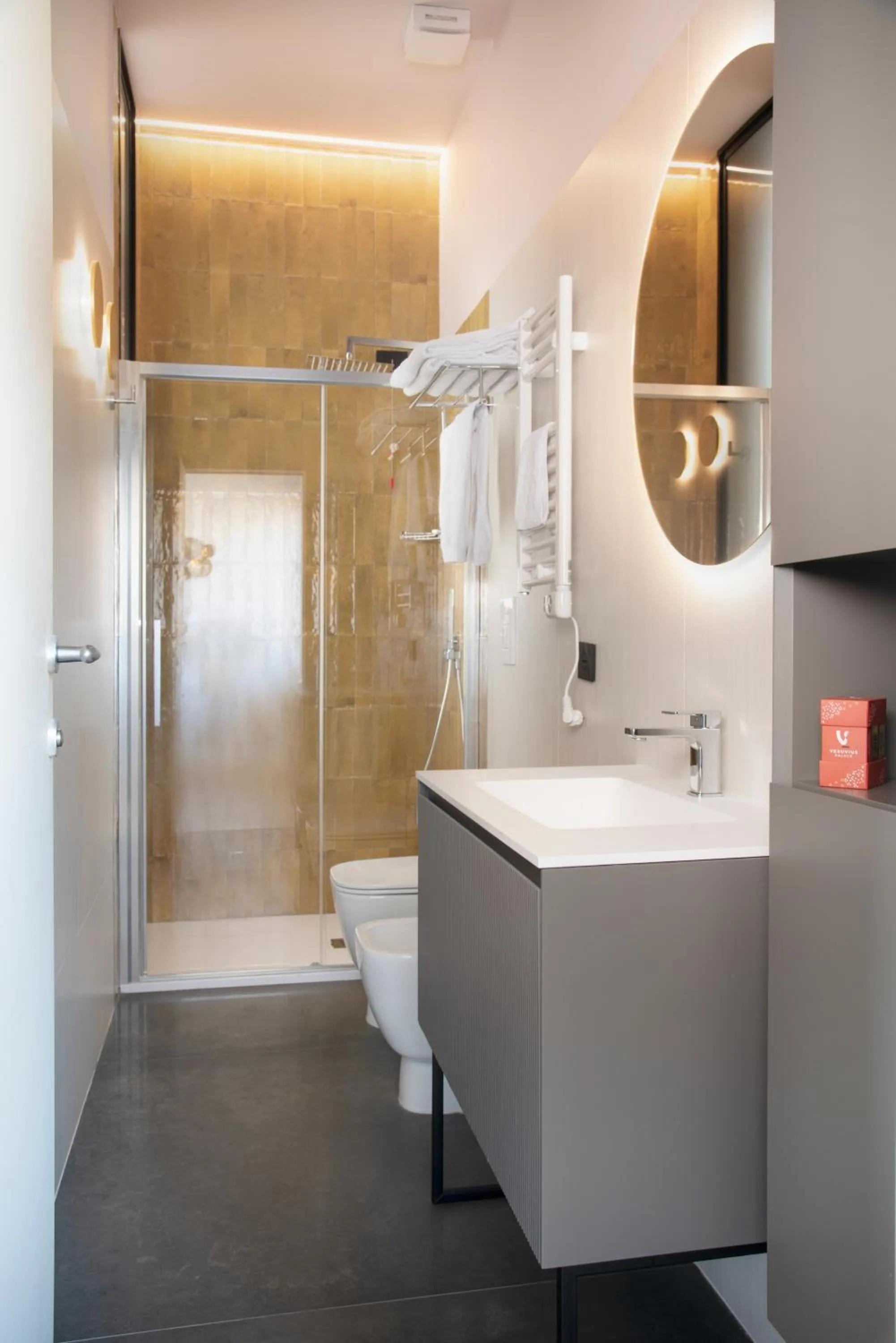 Shower in Vesuvius Palace Aparthotel