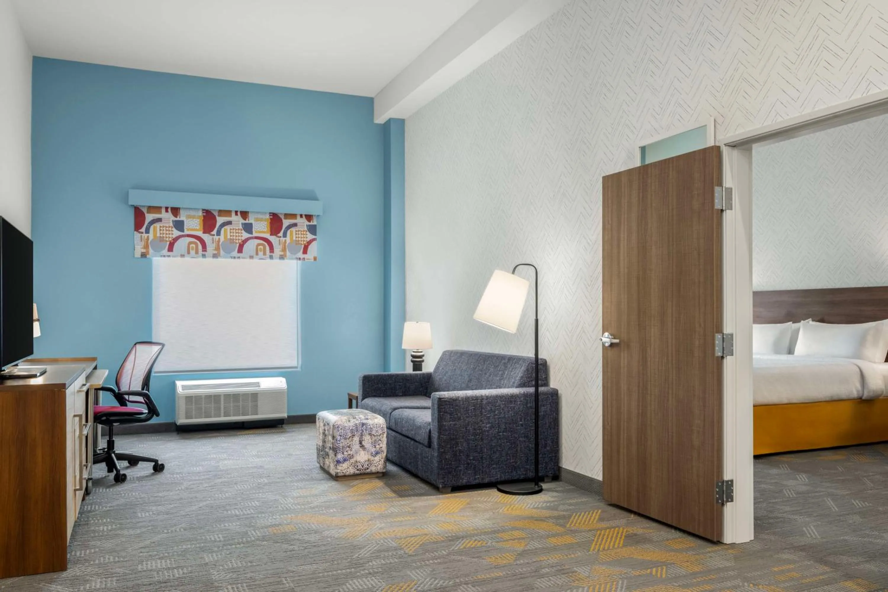 Living room, Bed in Home2 Suites By Hilton Jonesboro