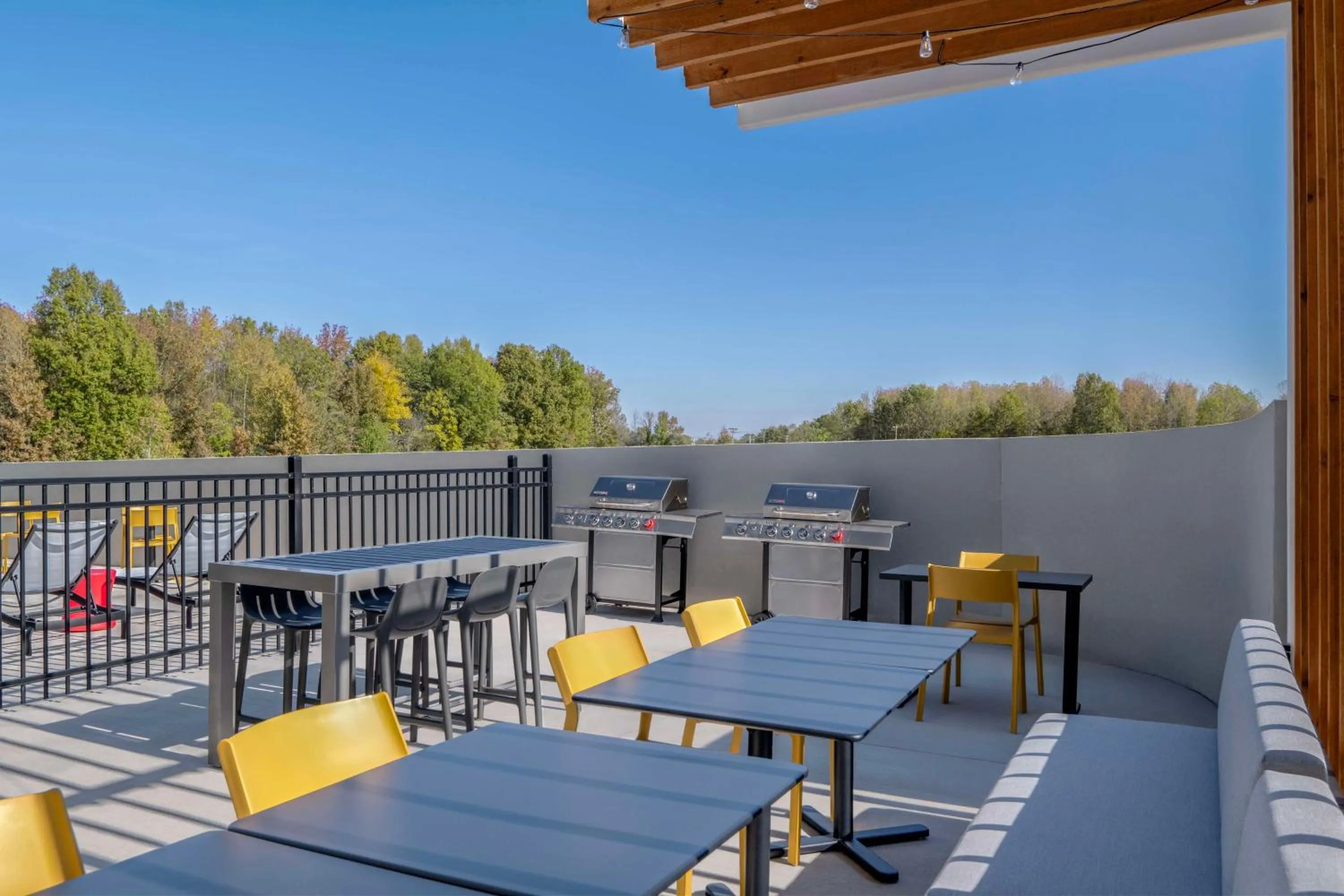 Dining area in Home2 Suites By Hilton Jonesboro