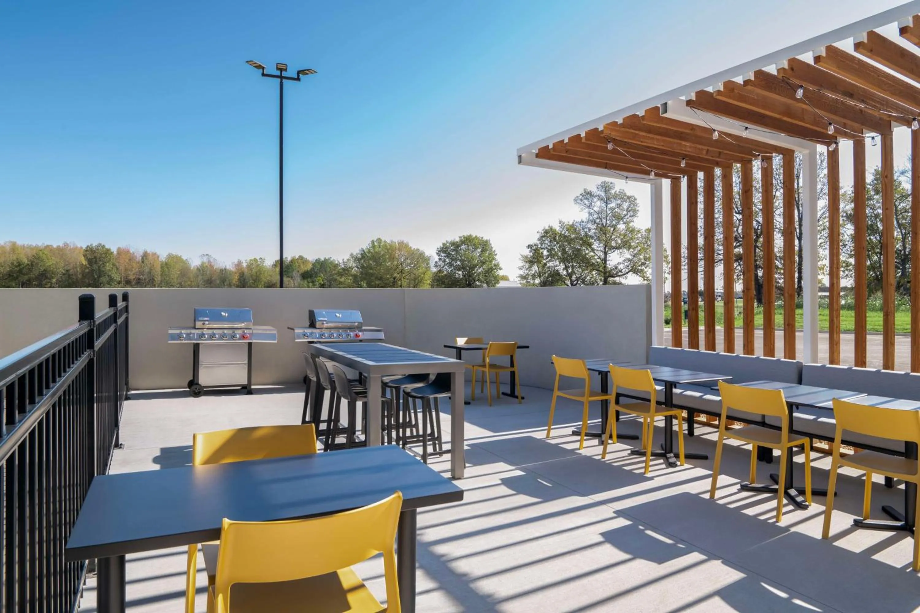 Dining area in Home2 Suites By Hilton Jonesboro