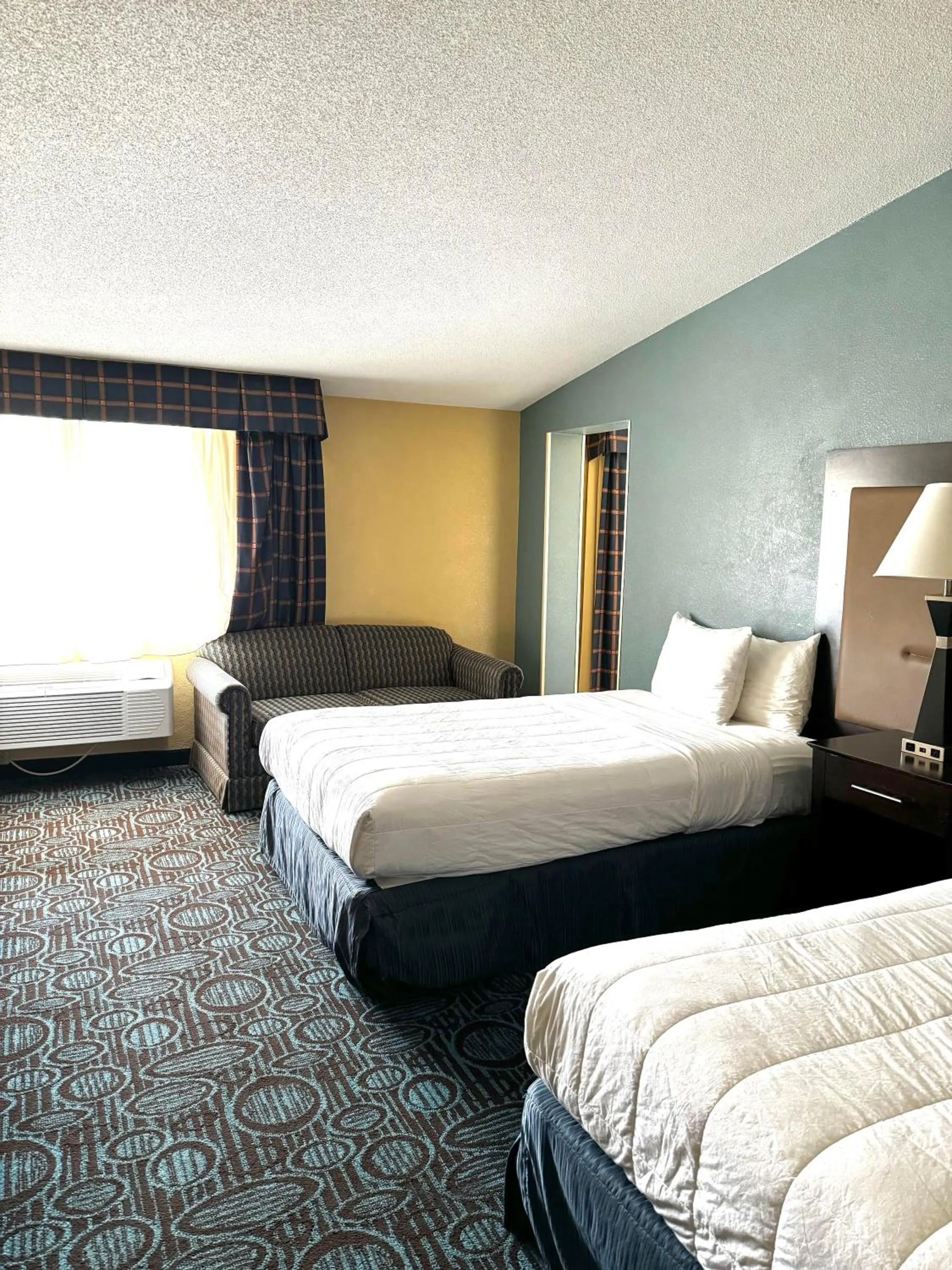 Bed in REGENCY Inn & SUITES NEW LONDON MYSTIC