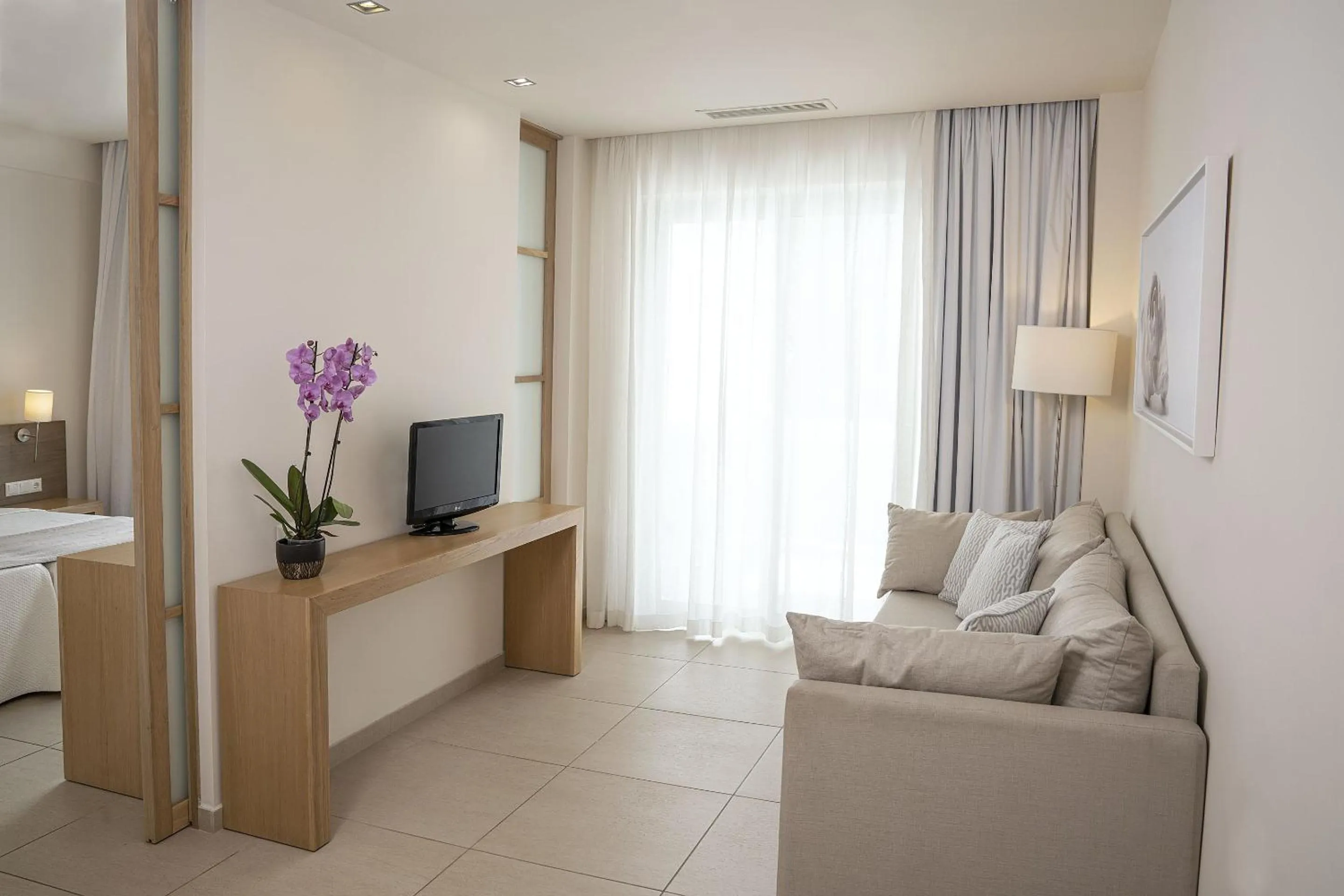 TV and multimedia, Bed in Maritimo Beach Hotel