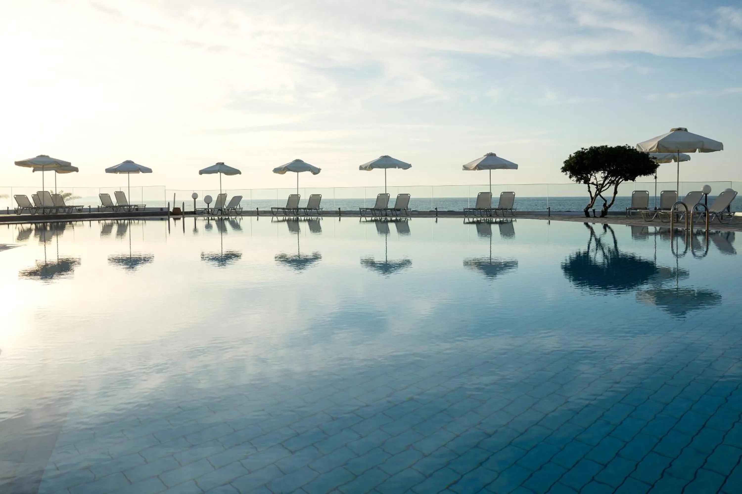 Swimming pool in Maritimo Beach Hotel