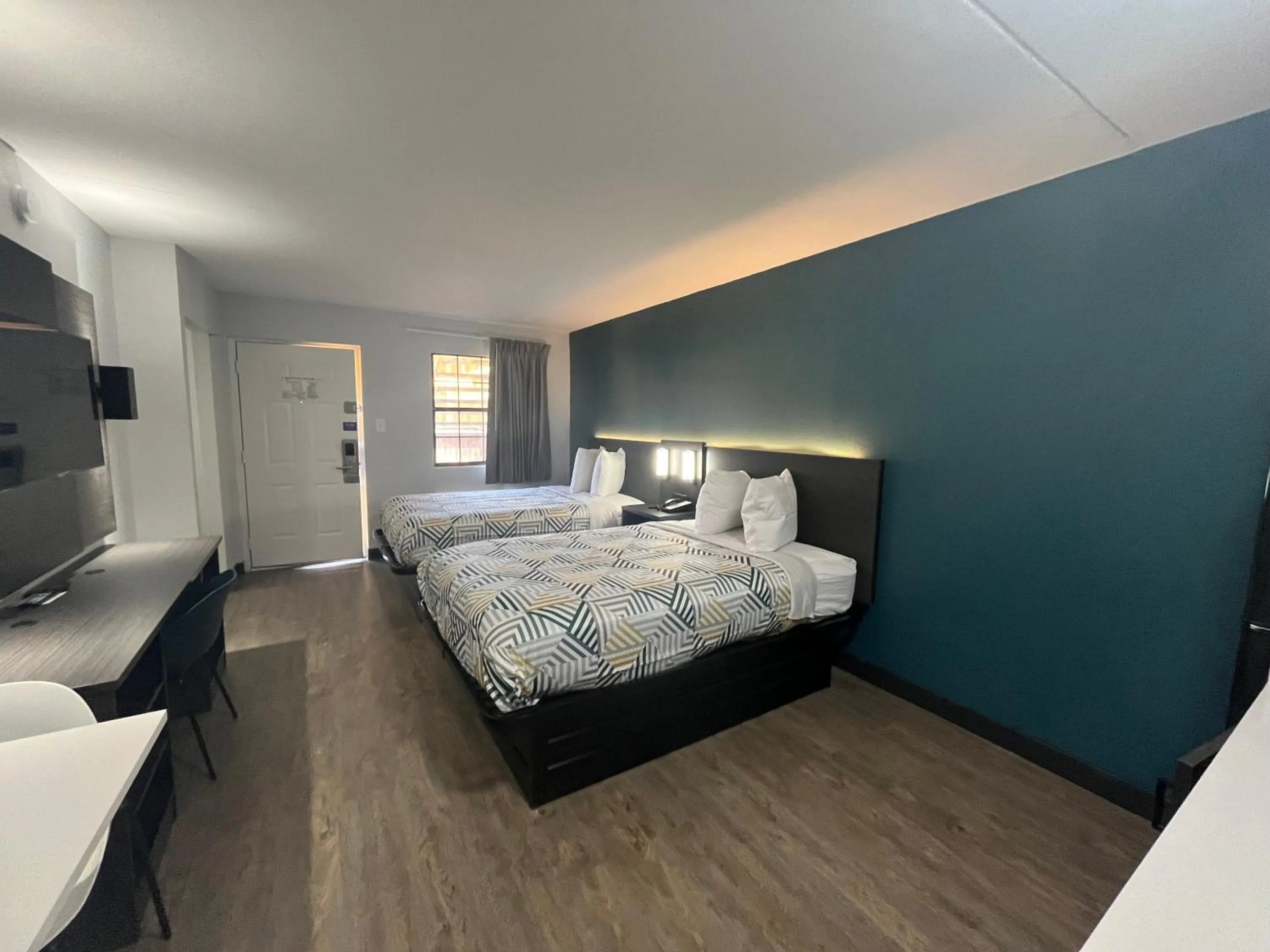 Bed in Studio 6 Huntsville, AL University Drive