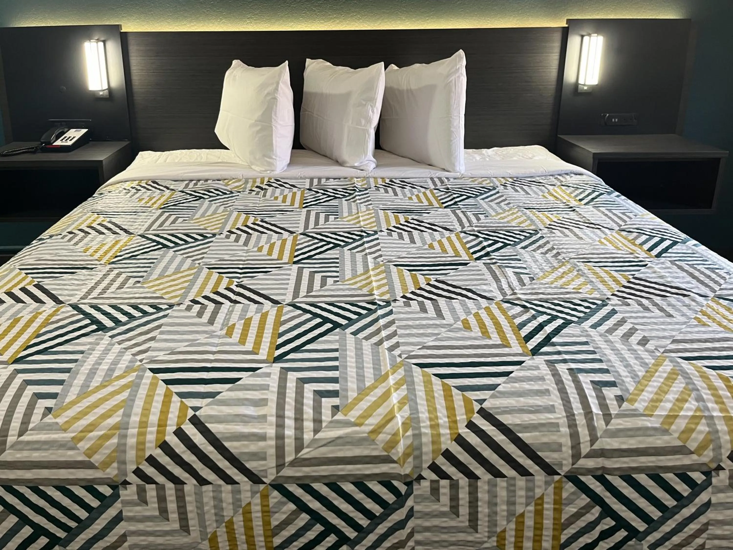 Bed in Studio 6 Huntsville, AL University Drive