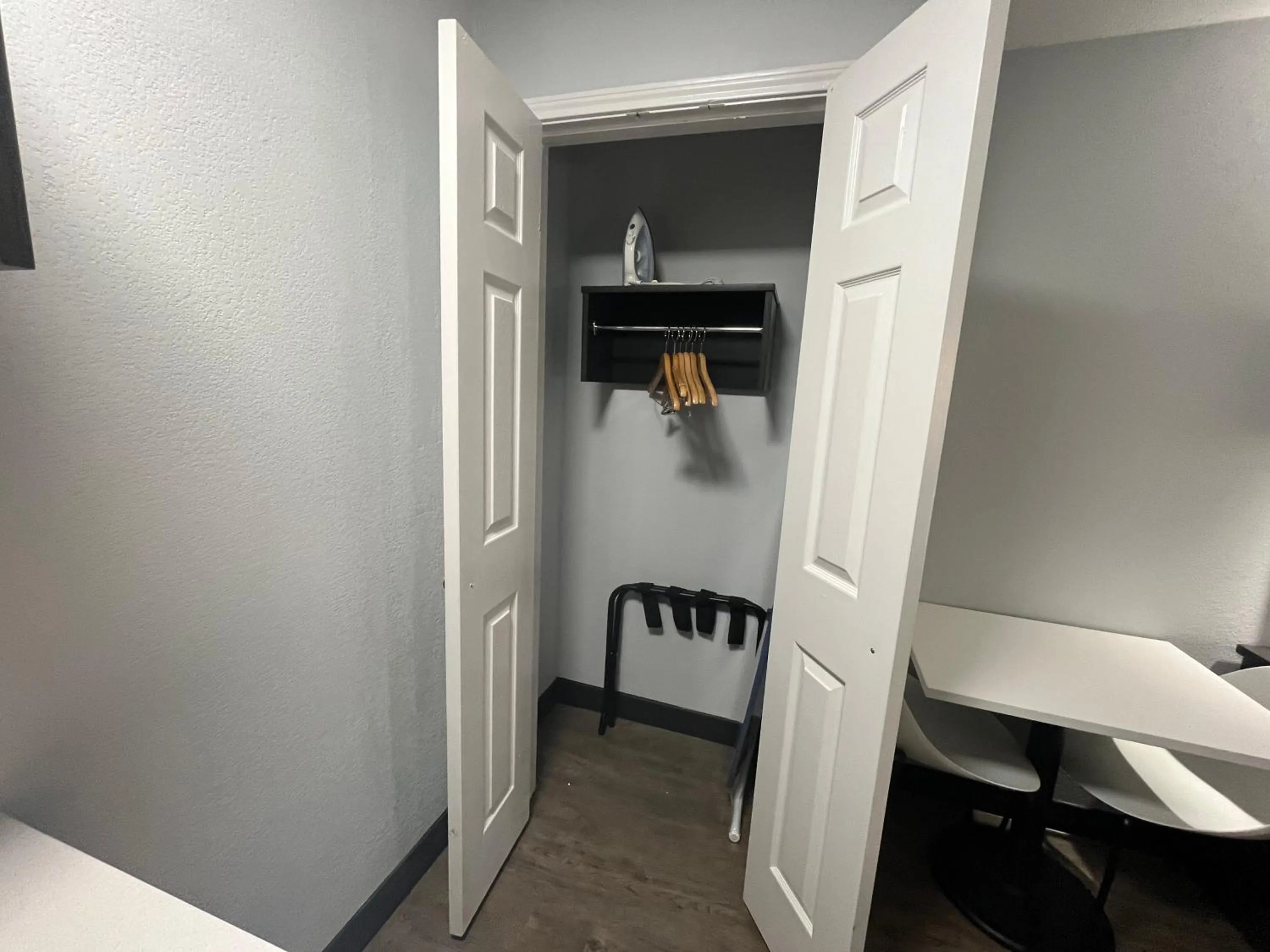 Bed in Studio 6 Huntsville, AL University Drive