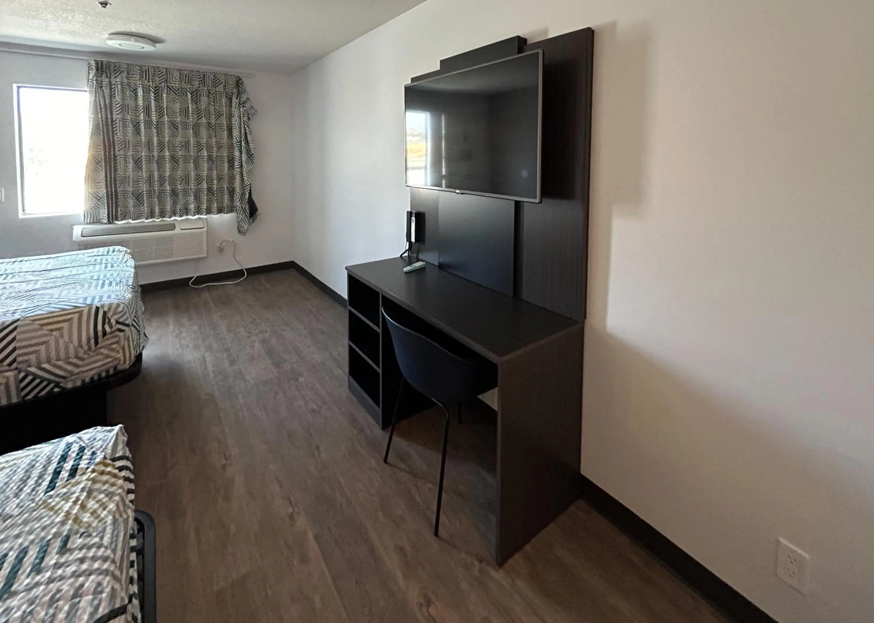 Photo of the whole room, Bed in Studio 6 Lake Elsinore, CA