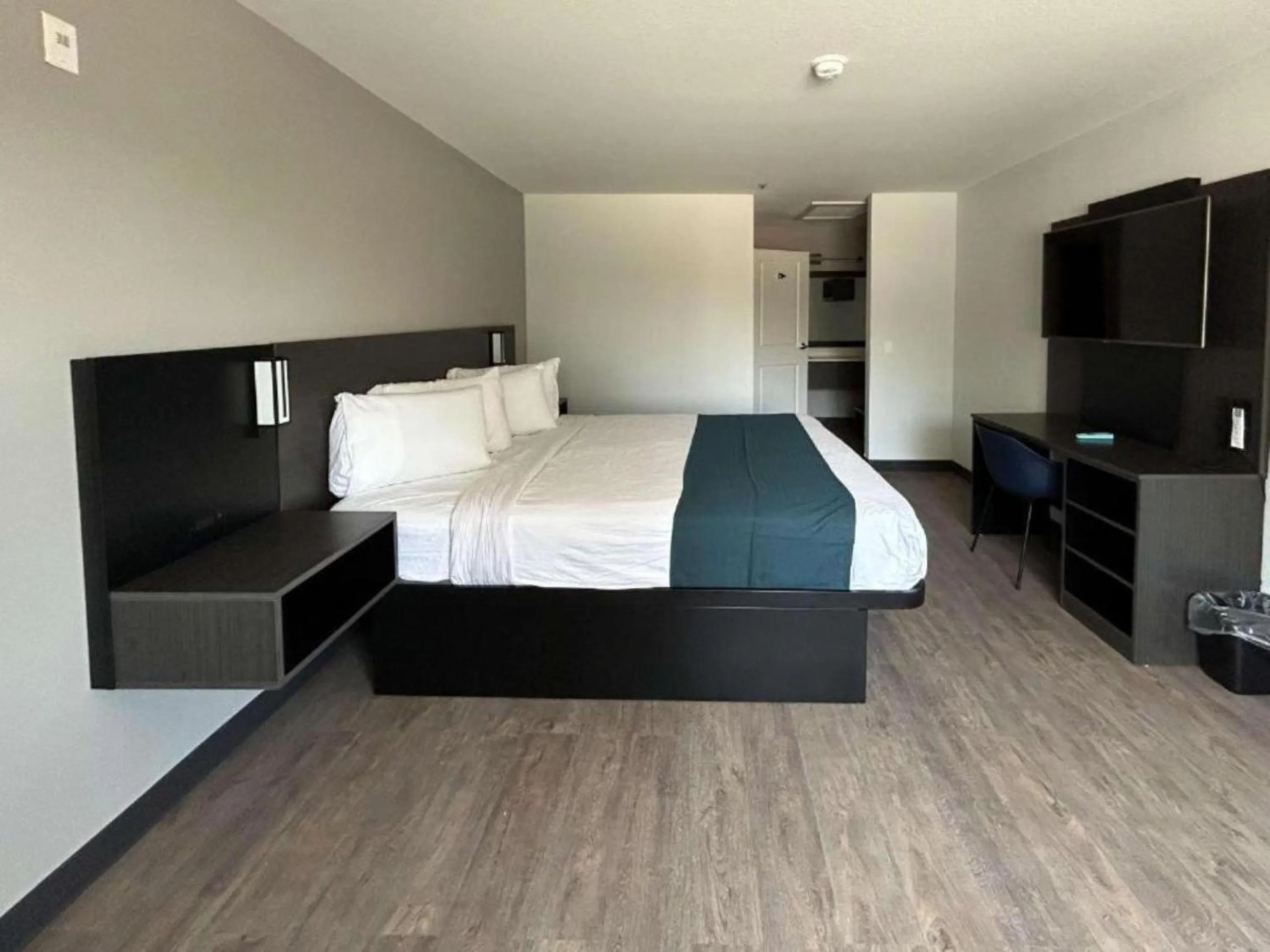 Bedroom, Bed in Studio 6 Lake Elsinore, CA