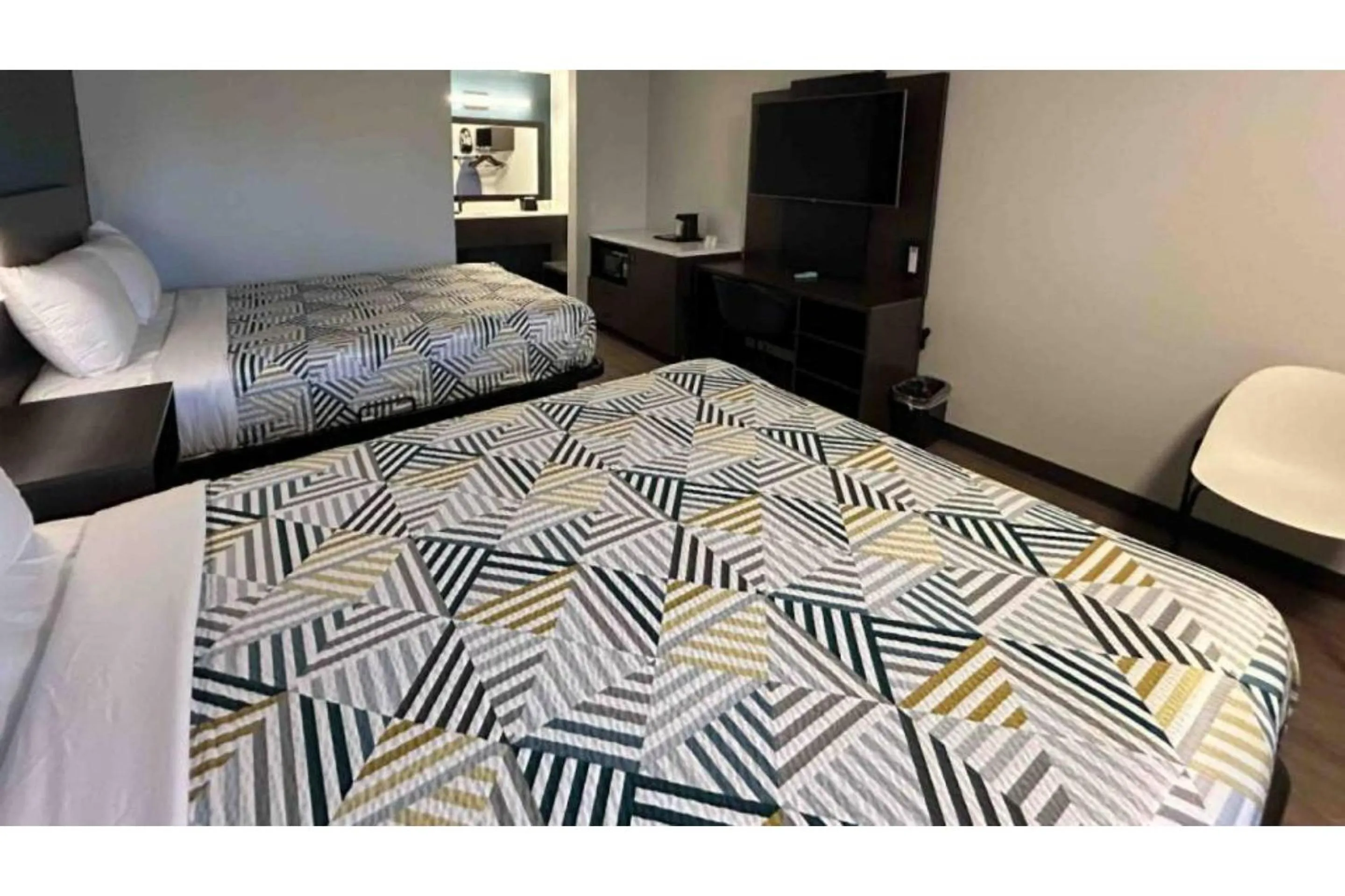 Bedroom, Bed in Studio 6 Lake Elsinore, CA