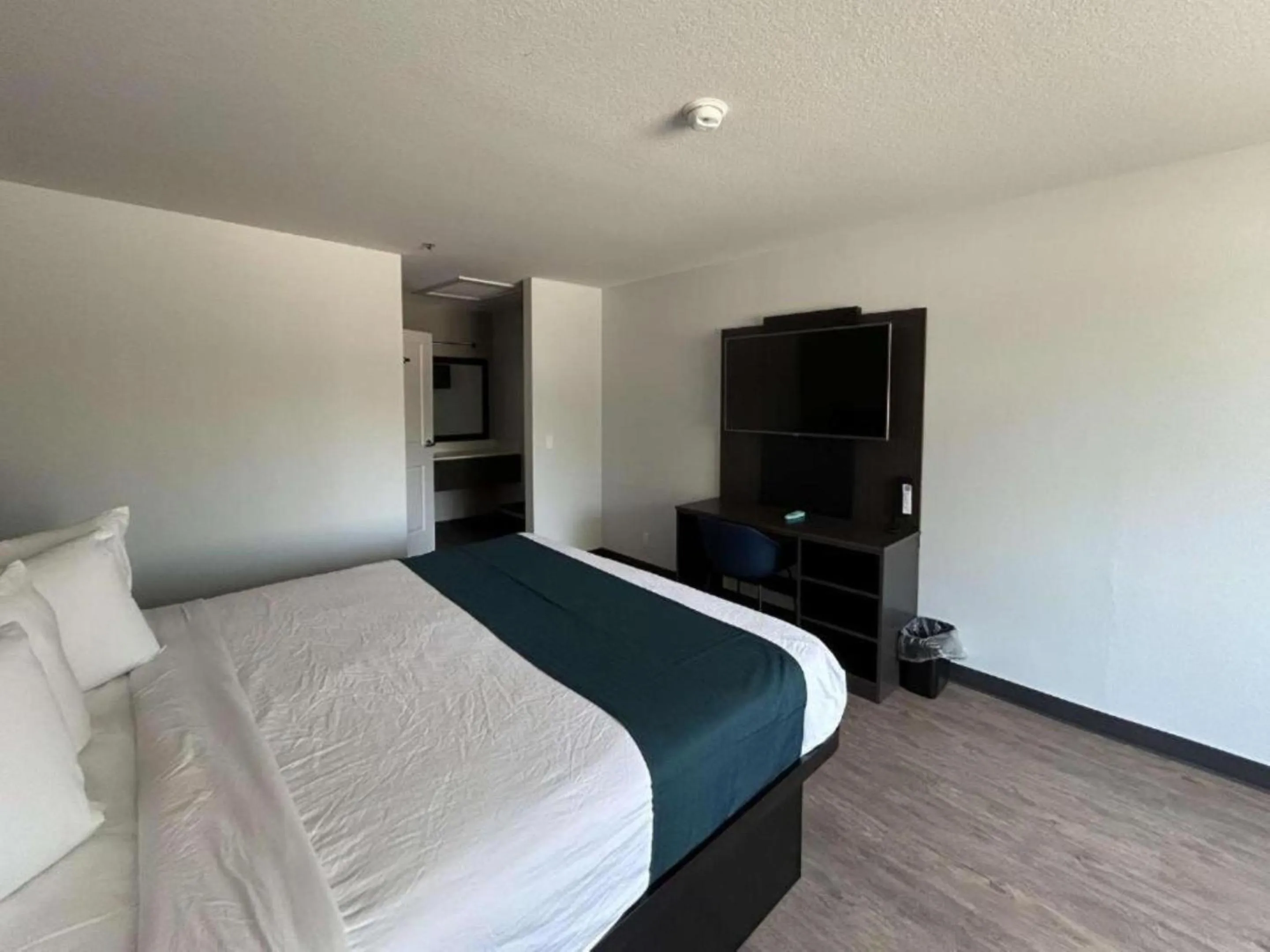 Bedroom, Bed in Studio 6 Lake Elsinore, CA