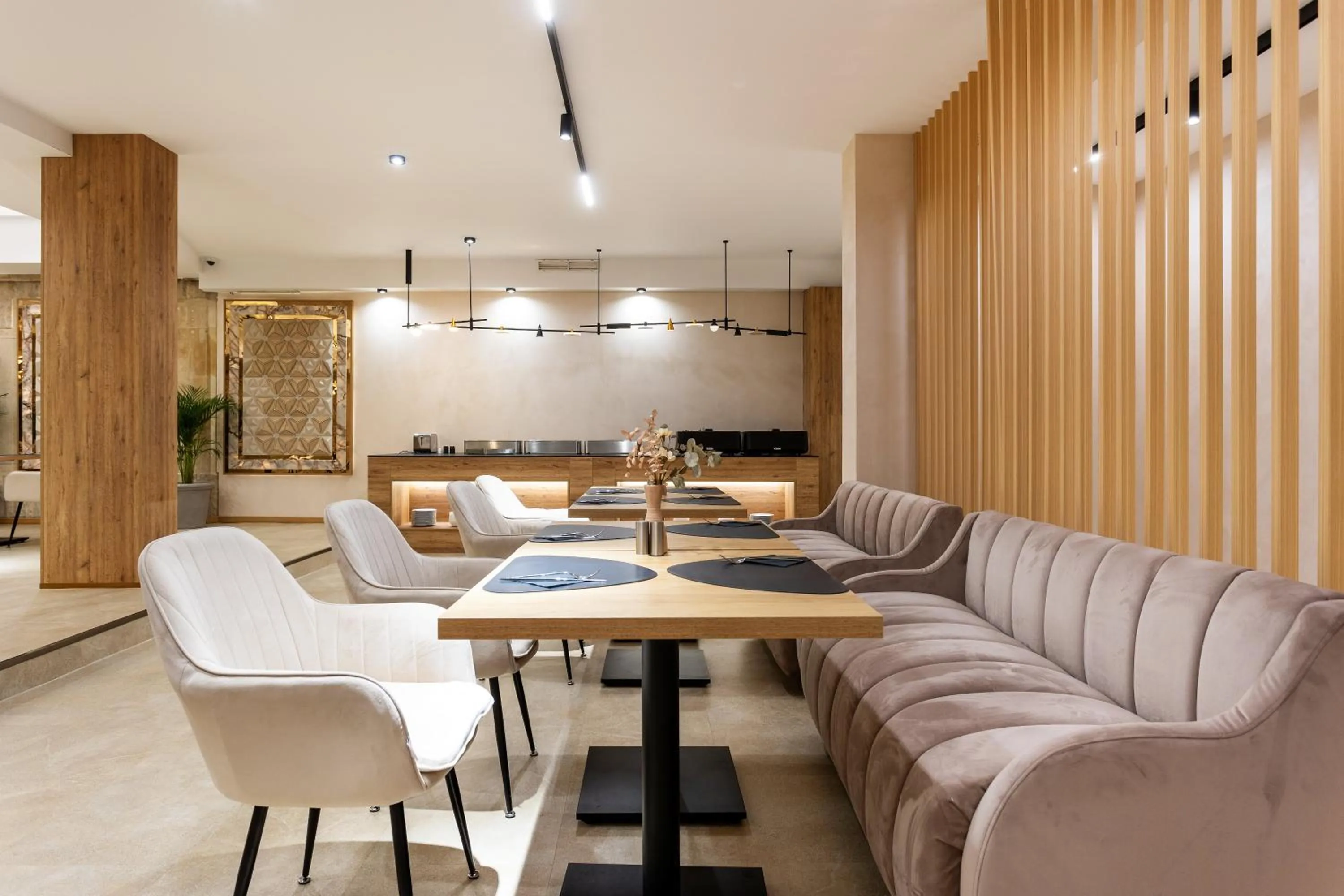 Restaurant/places to eat in AMAR Design Hotel by HMG