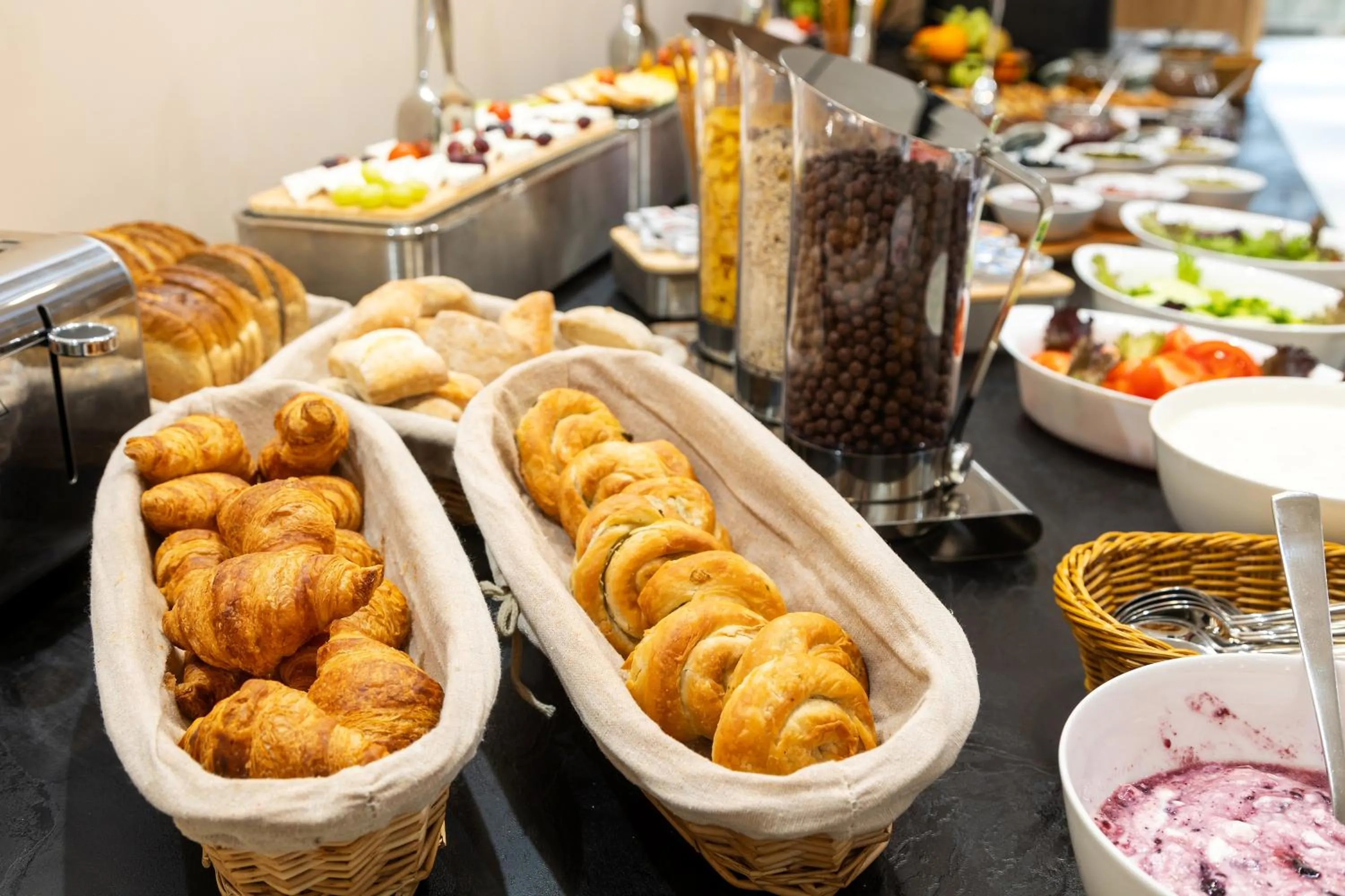 Restaurant/places to eat in AMAR Design Hotel by HMG