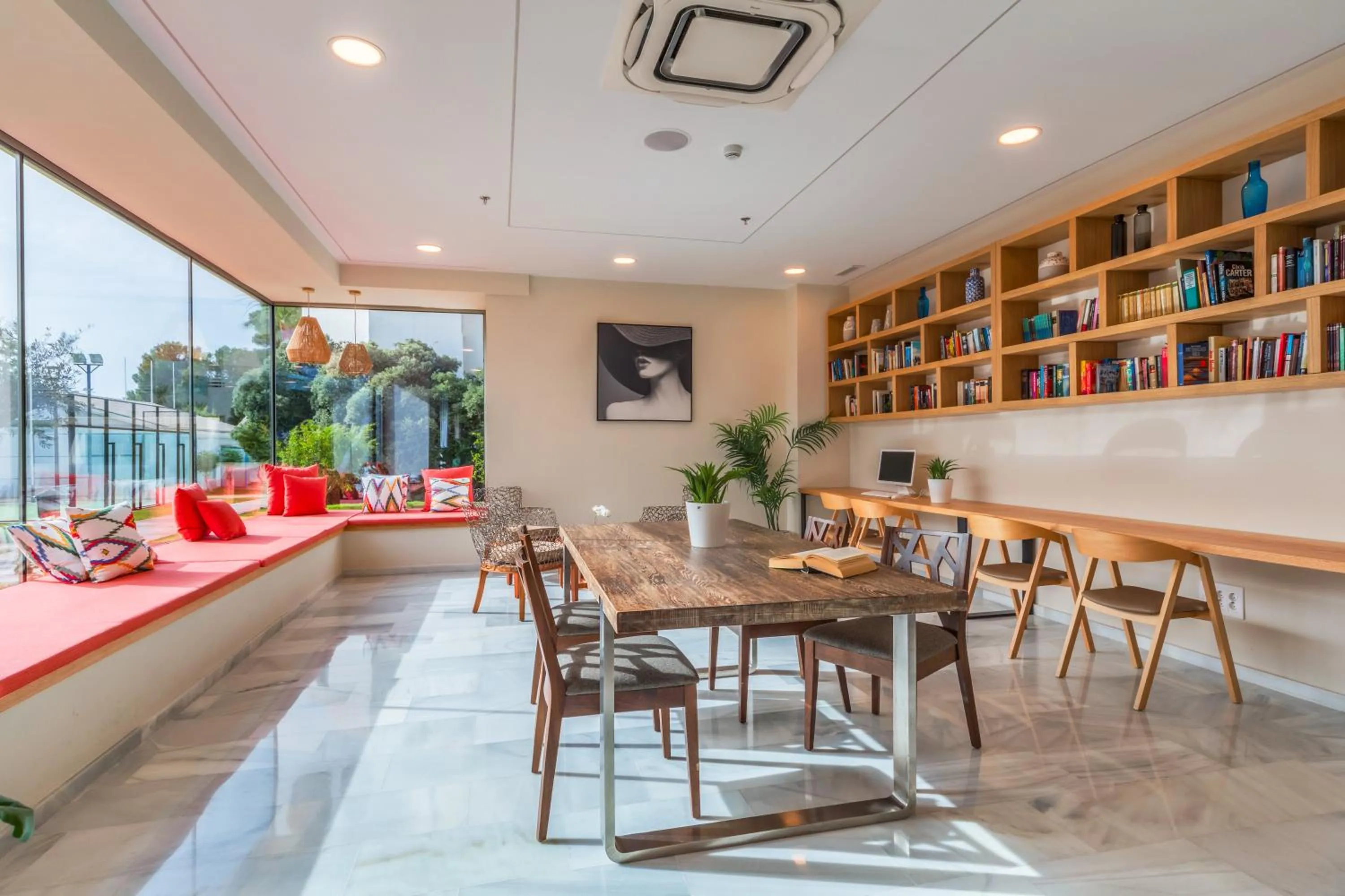 Communal lounge/ TV room in Playa Esperanza Resort Affiliated by Meliá