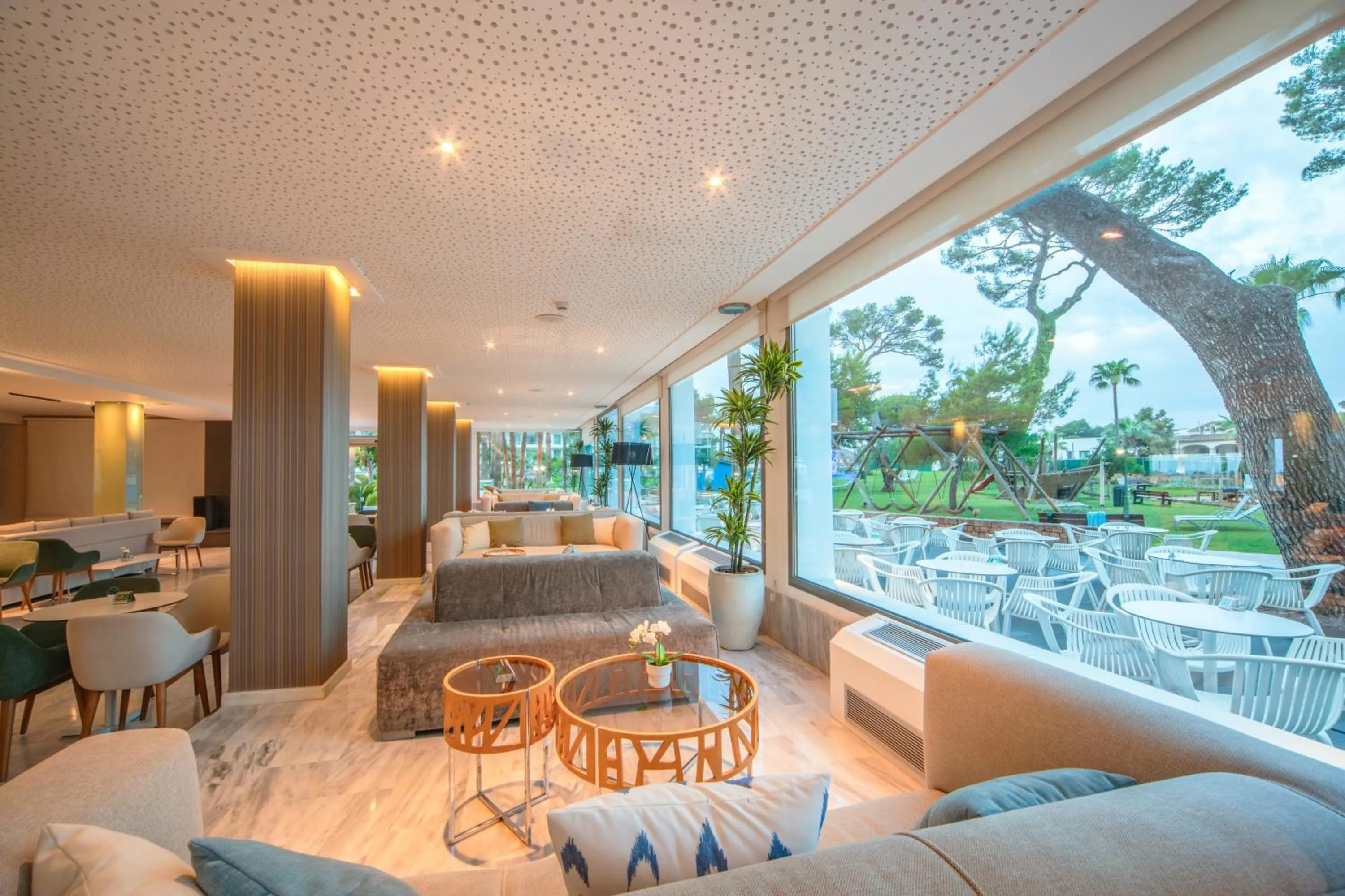 Lounge or bar in Playa Esperanza Resort Affiliated by Meliá