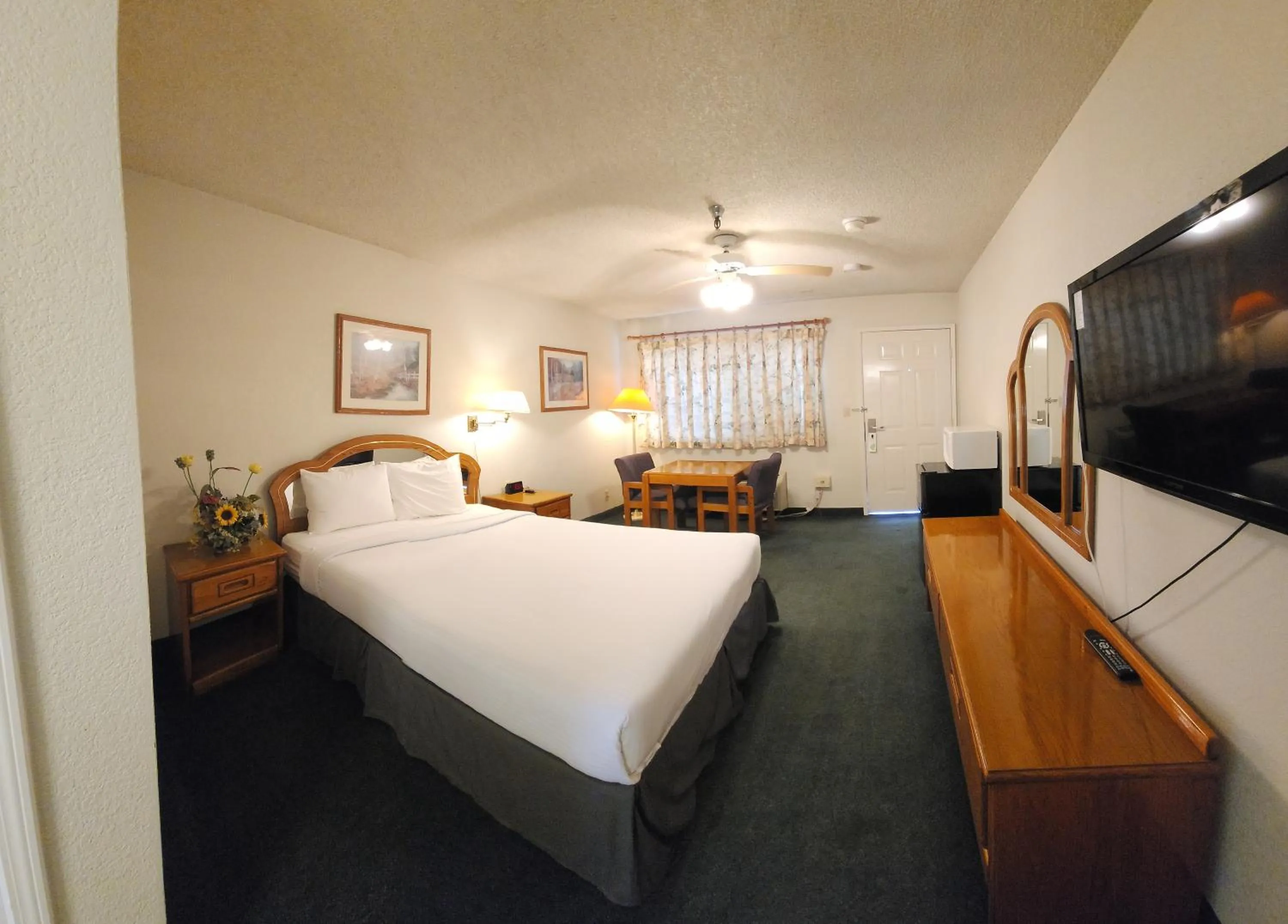 Bedroom, Bed in Formosa Inn