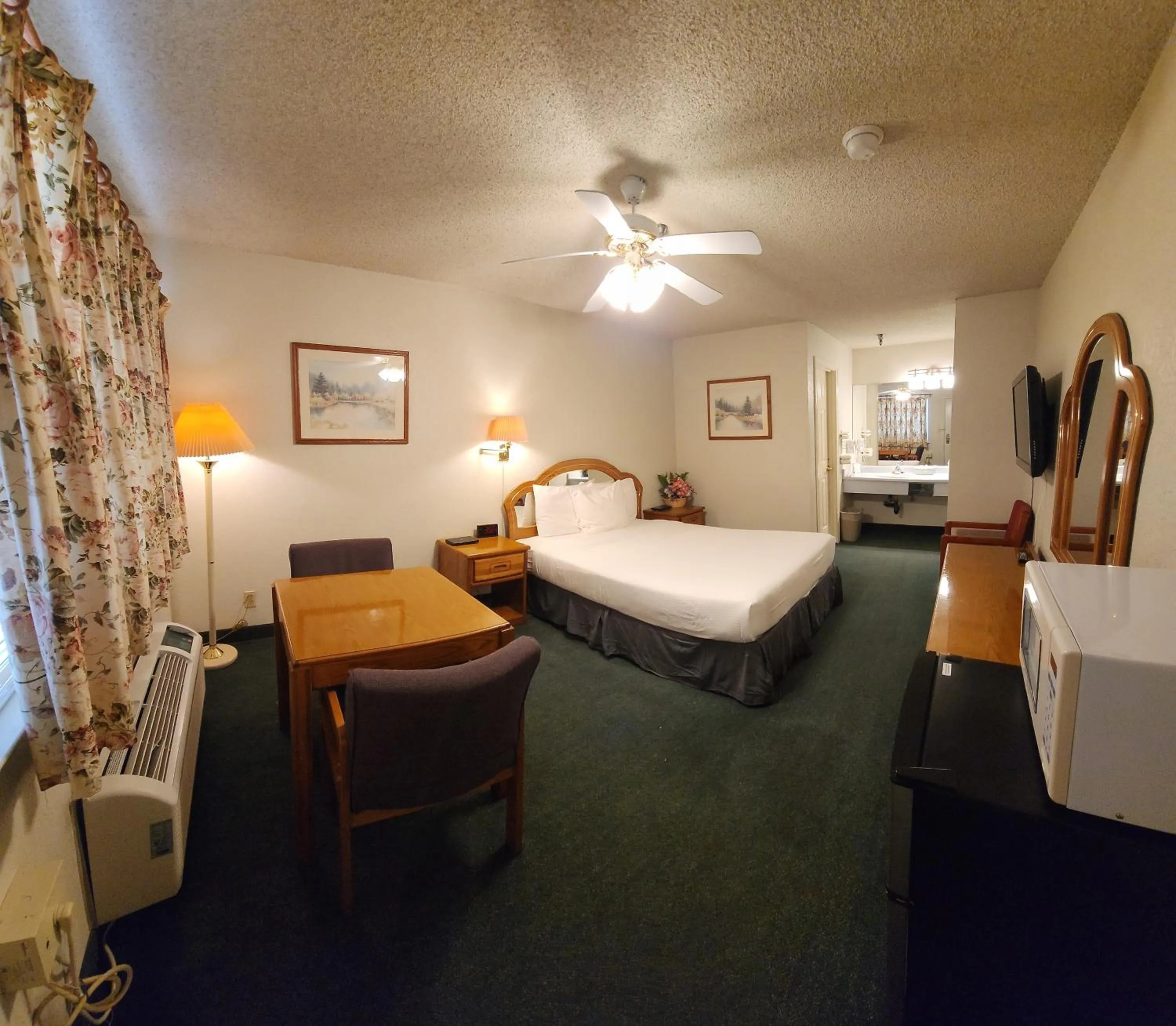 Bedroom, Bed in Formosa Inn