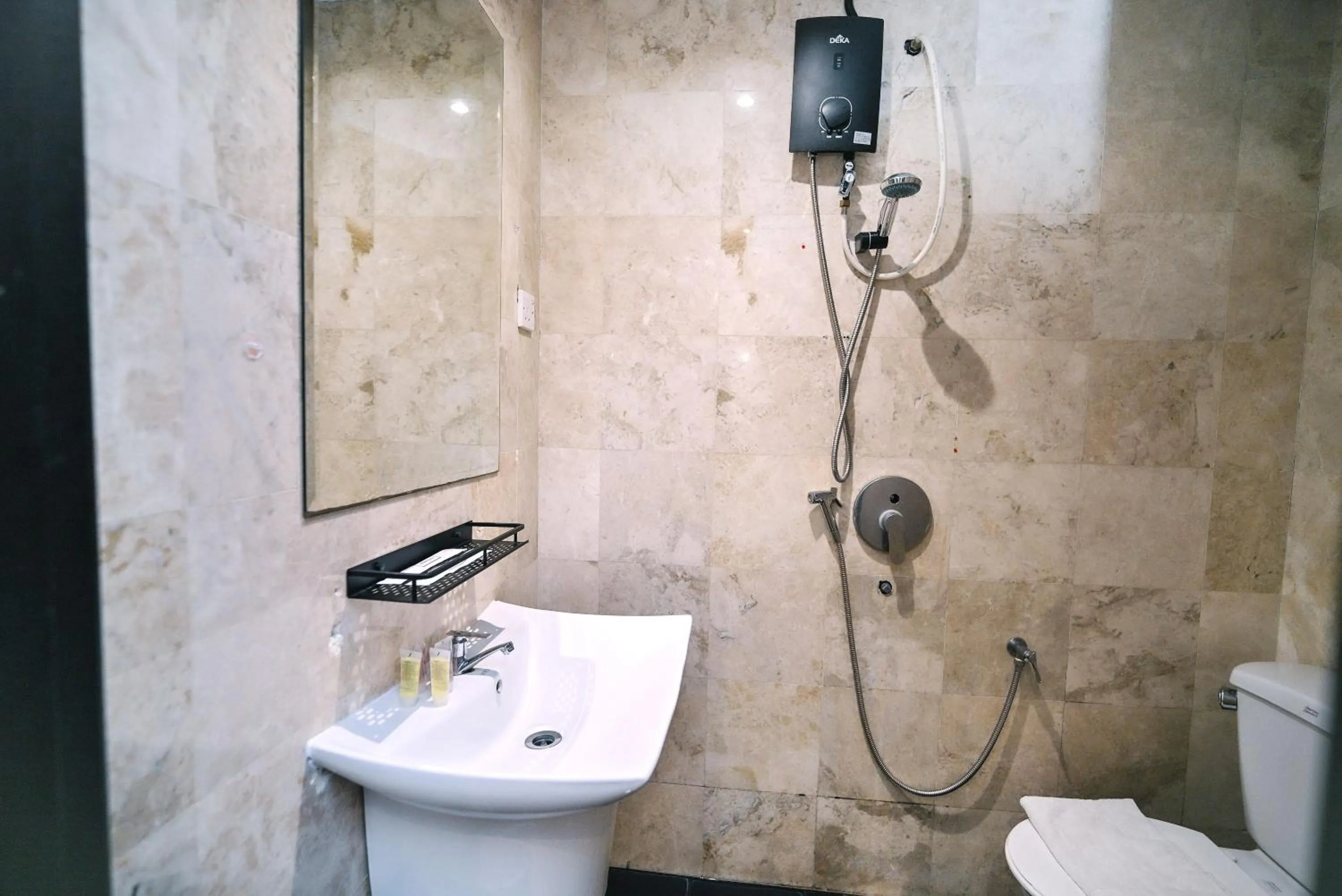 Shower in Kingston Hotel 4 - TRX