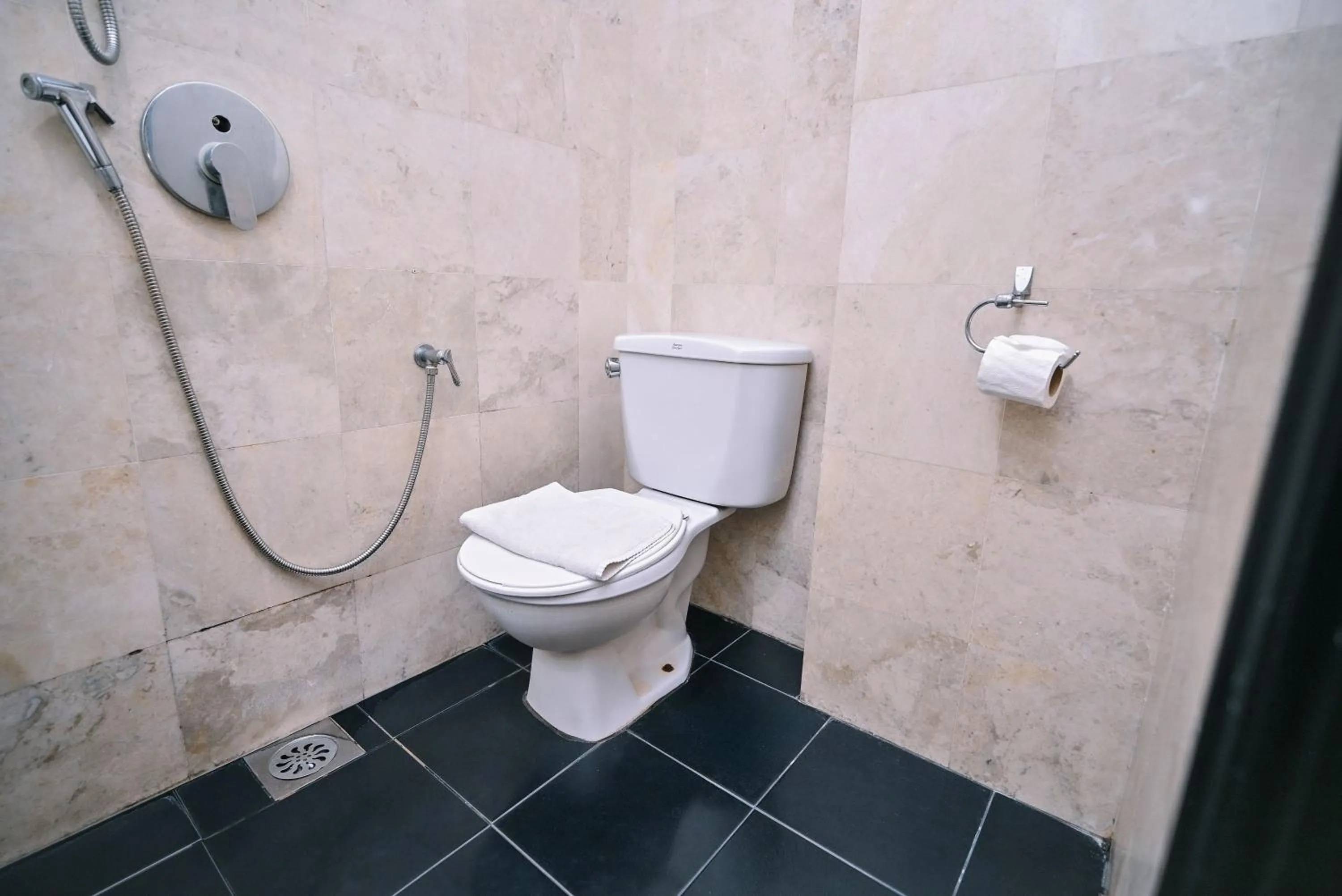 Shower in Kingston Hotel 4 - TRX