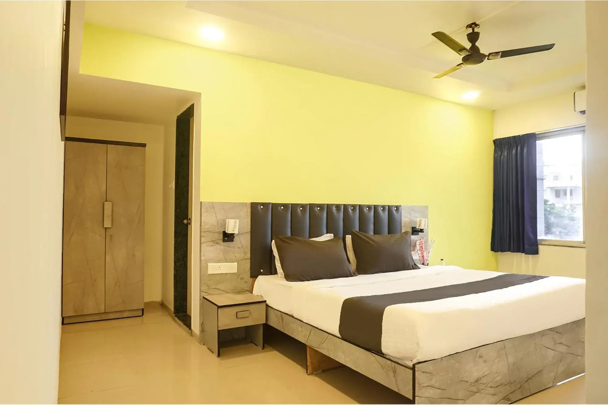 Deluxe Room - single occupancy in FabHotel Vardhan Plaza Deluxe Room - single occupancy in FabHotel Vardhan Plaza