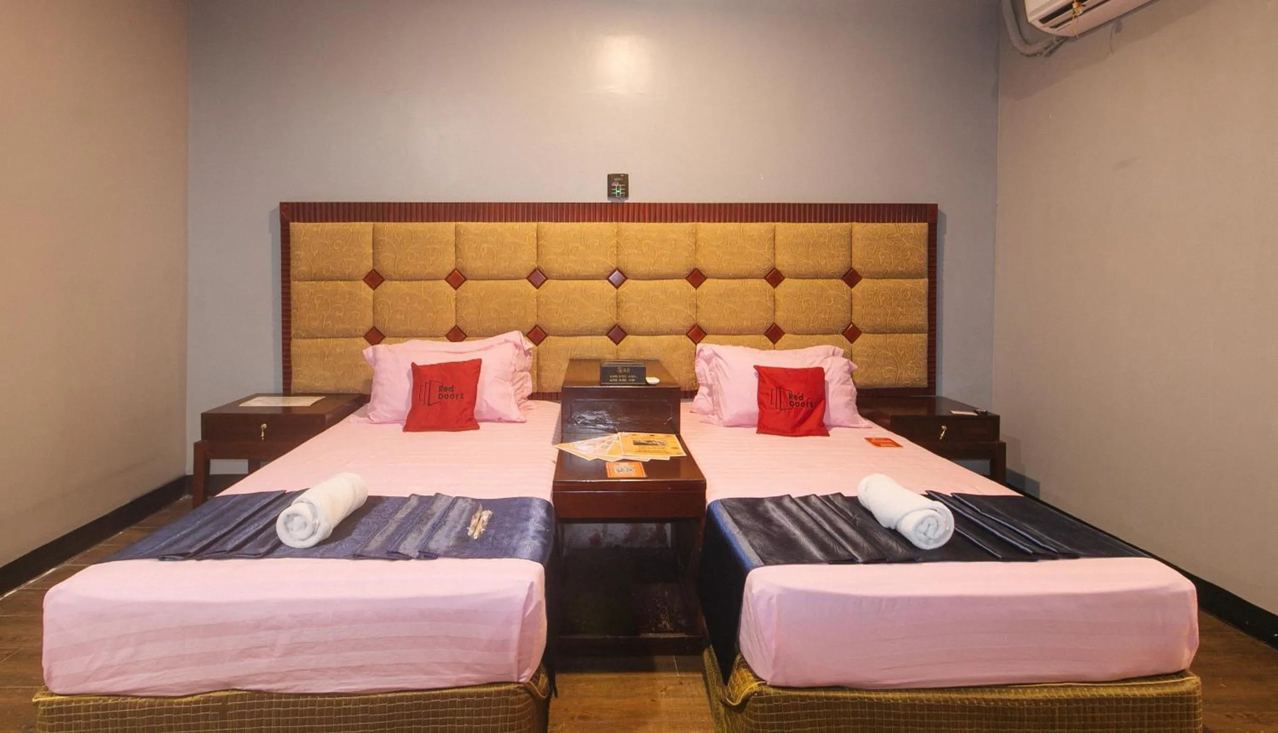 Deluxe Twin Room in RedDoorz Premium at JjimJBang Hotel Spa