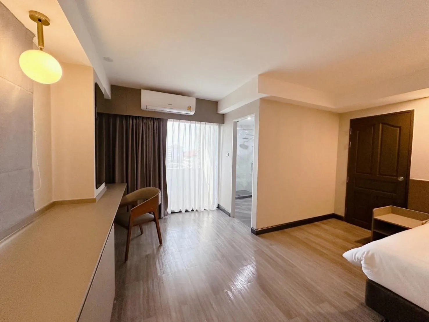 Photo of the whole room, Bed in Miloft Suvarnabhumi Airport Hotel