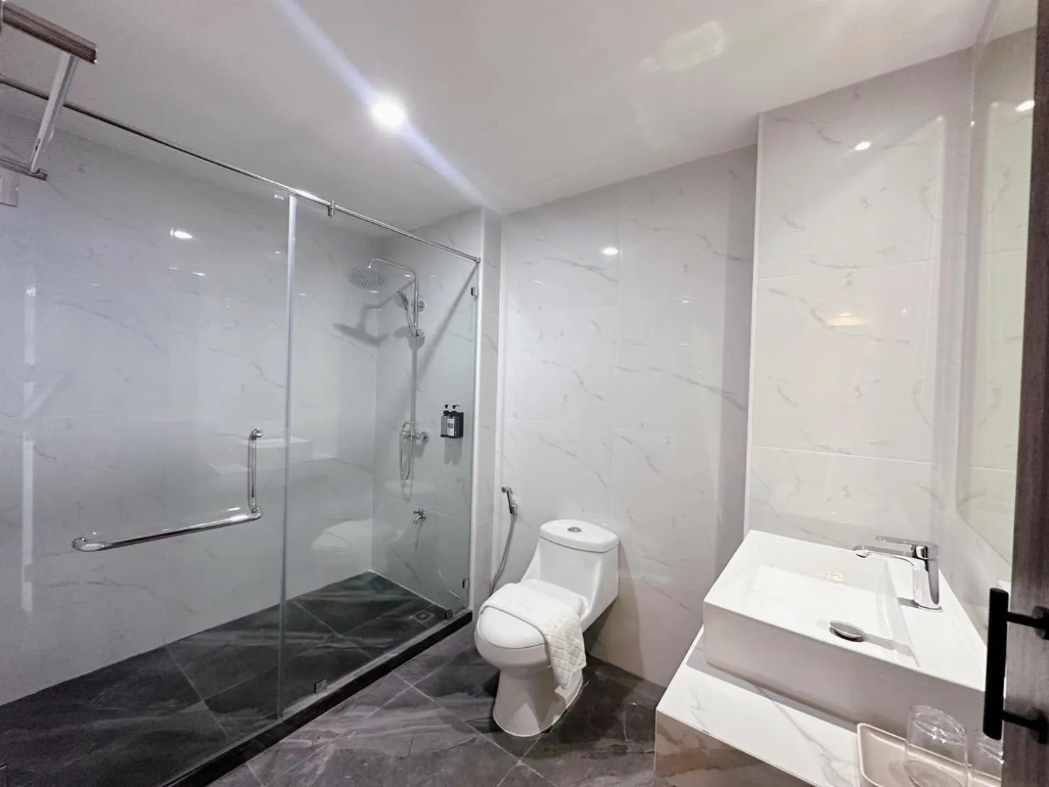 Shower in Miloft Suvarnabhumi Airport Hotel
