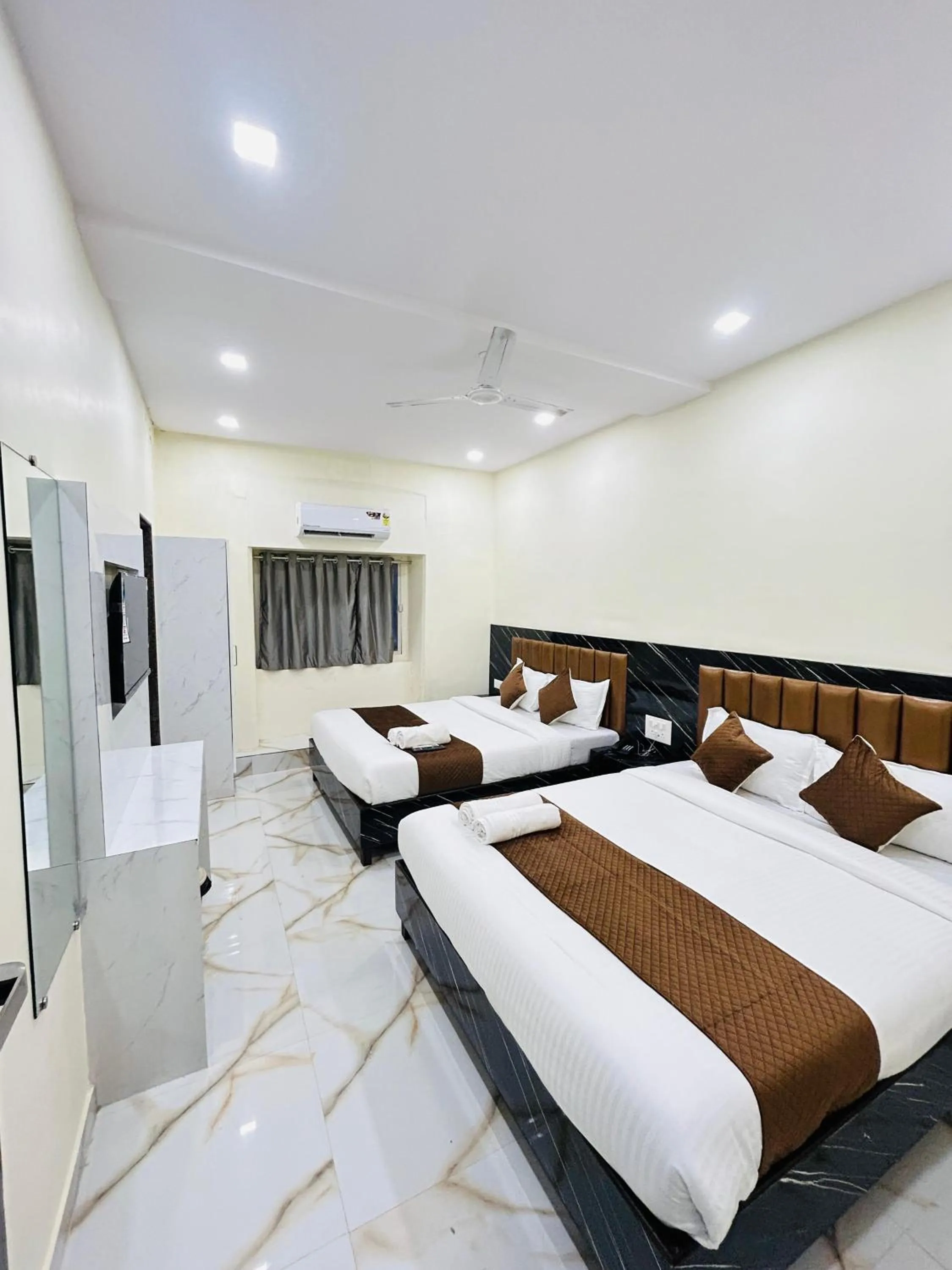 Bed in Hotel Rinza Residency