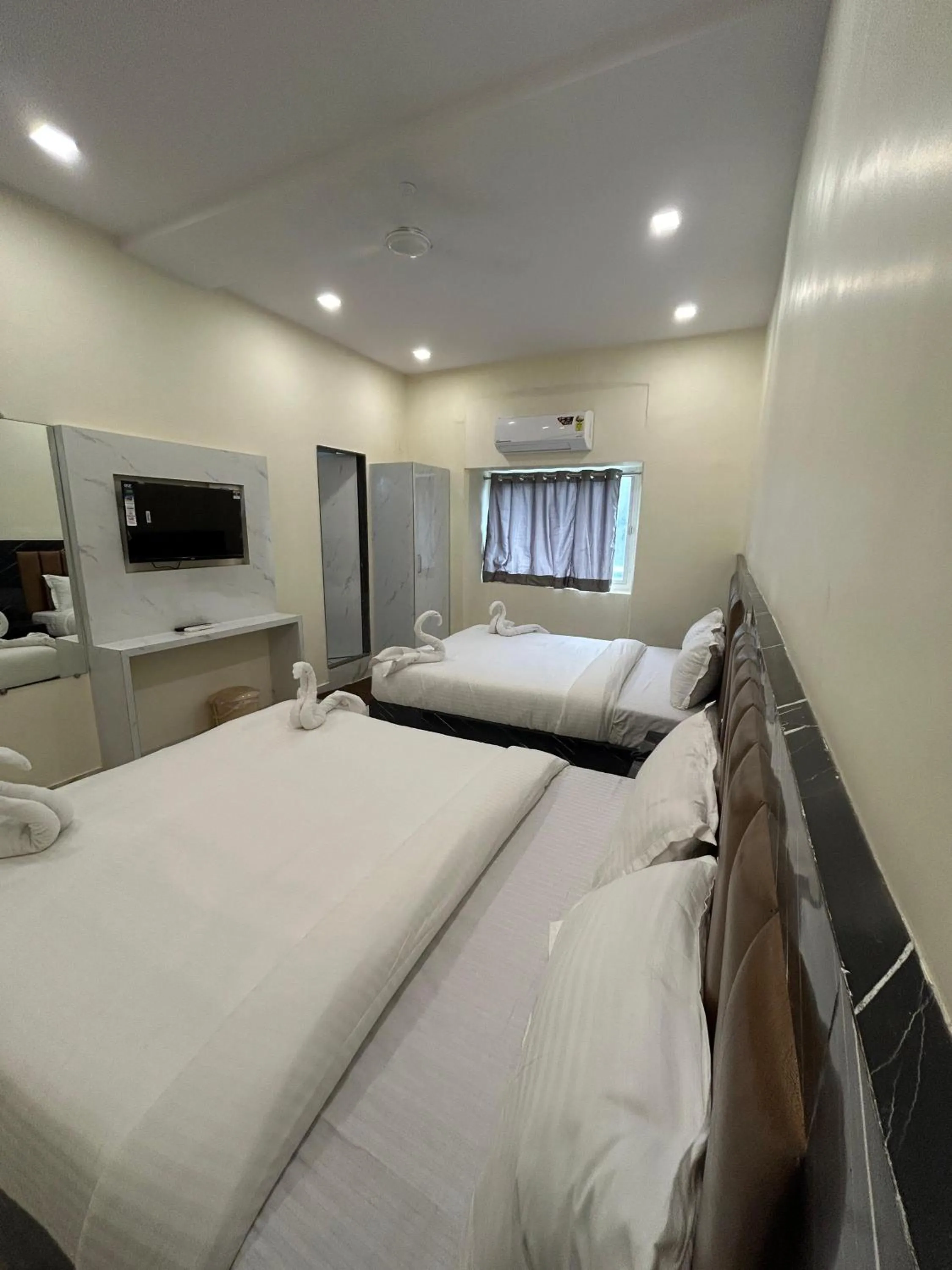 Bed in Hotel Rinza Residency