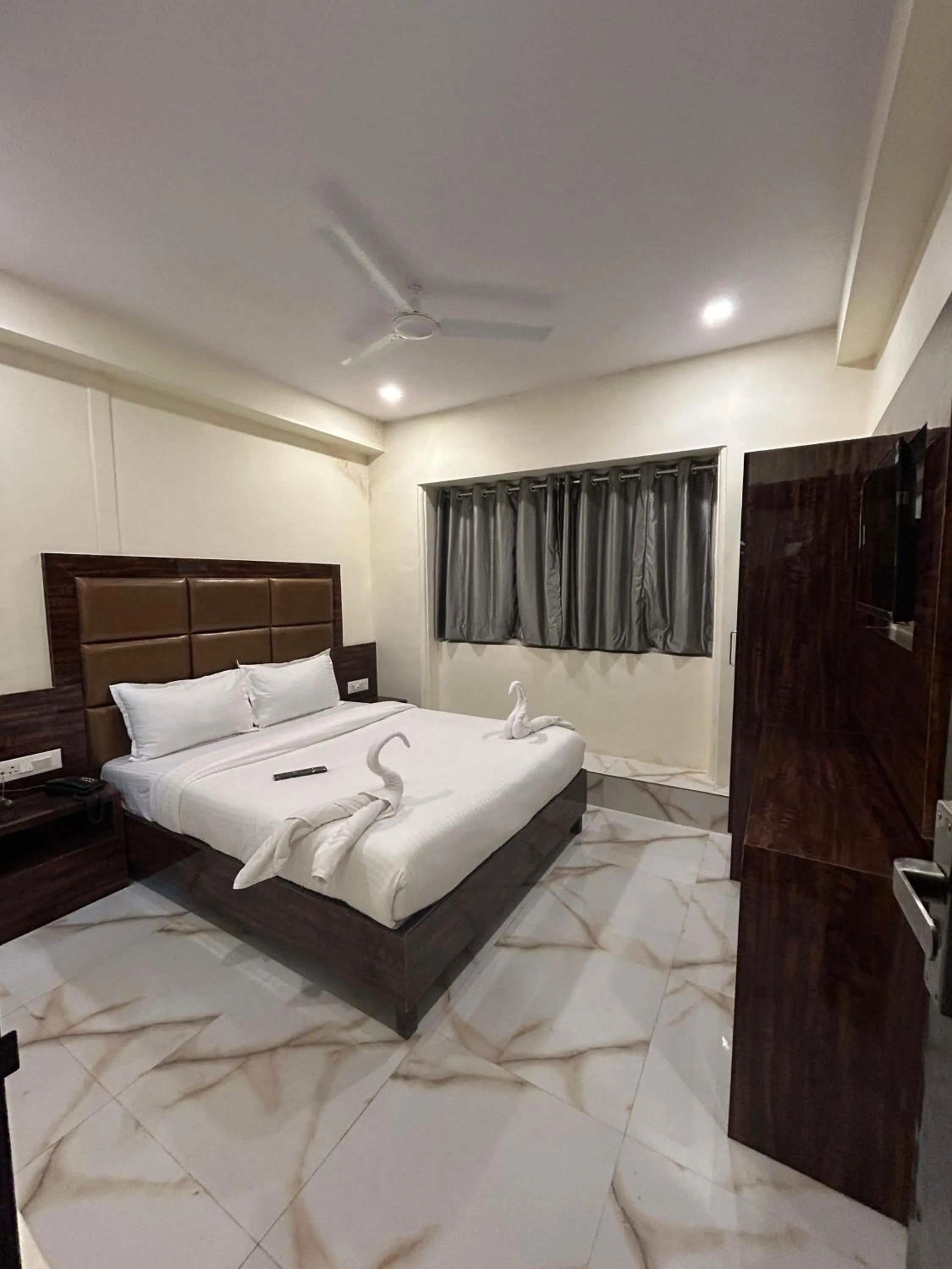 Bed in Hotel Rinza Residency