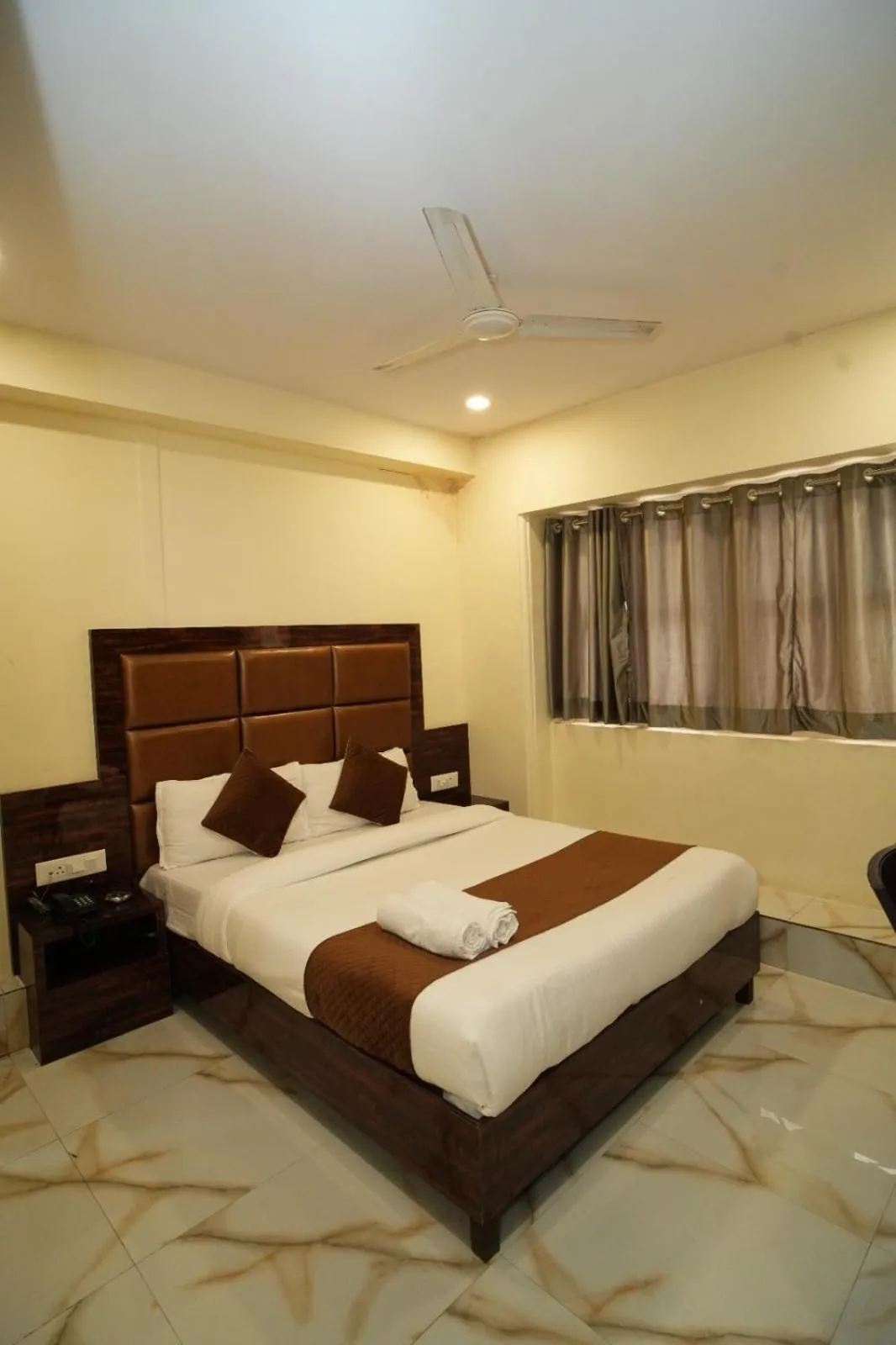 Bed in Hotel Rinza Residency