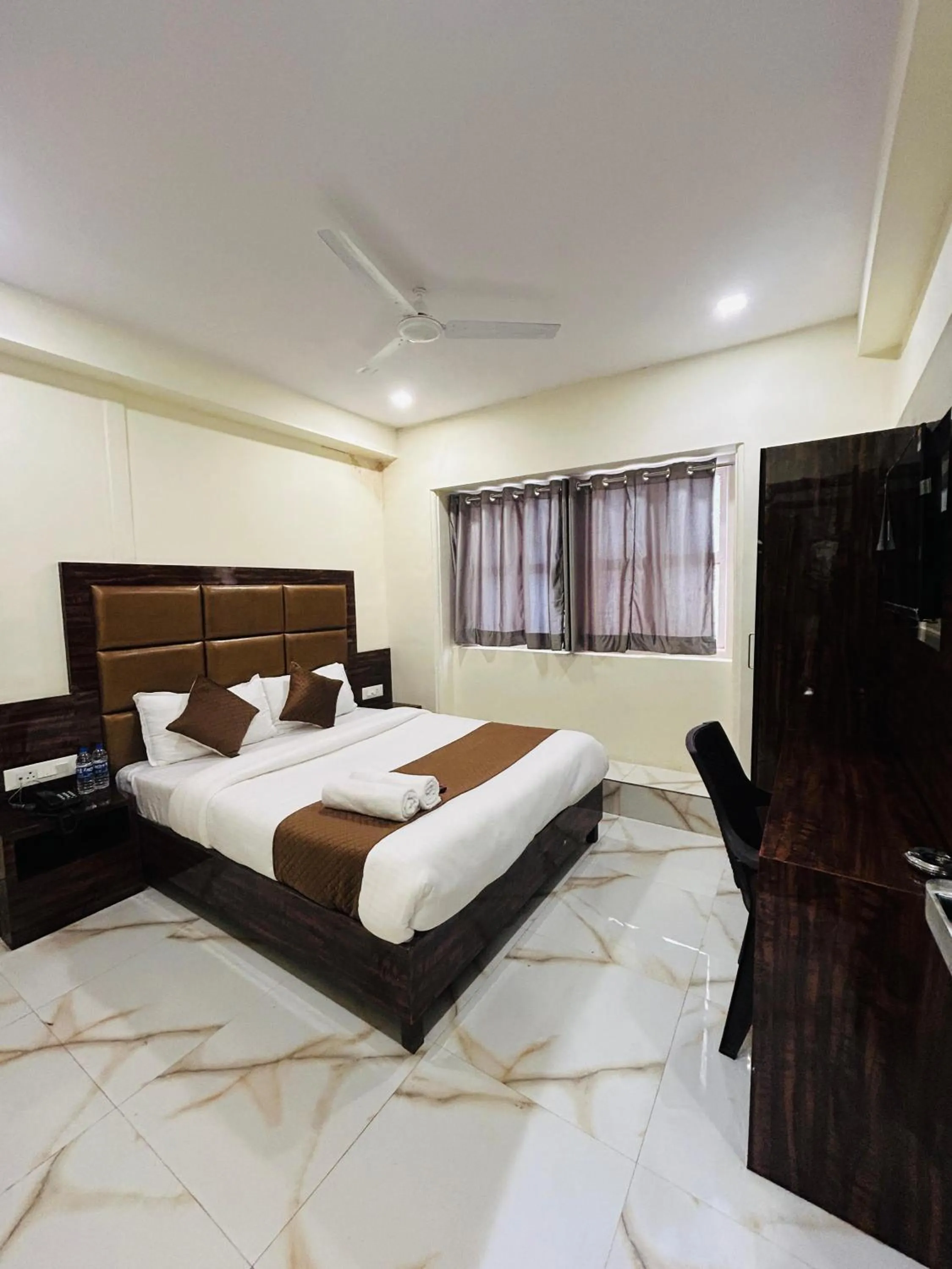Bed in Hotel Rinza Residency