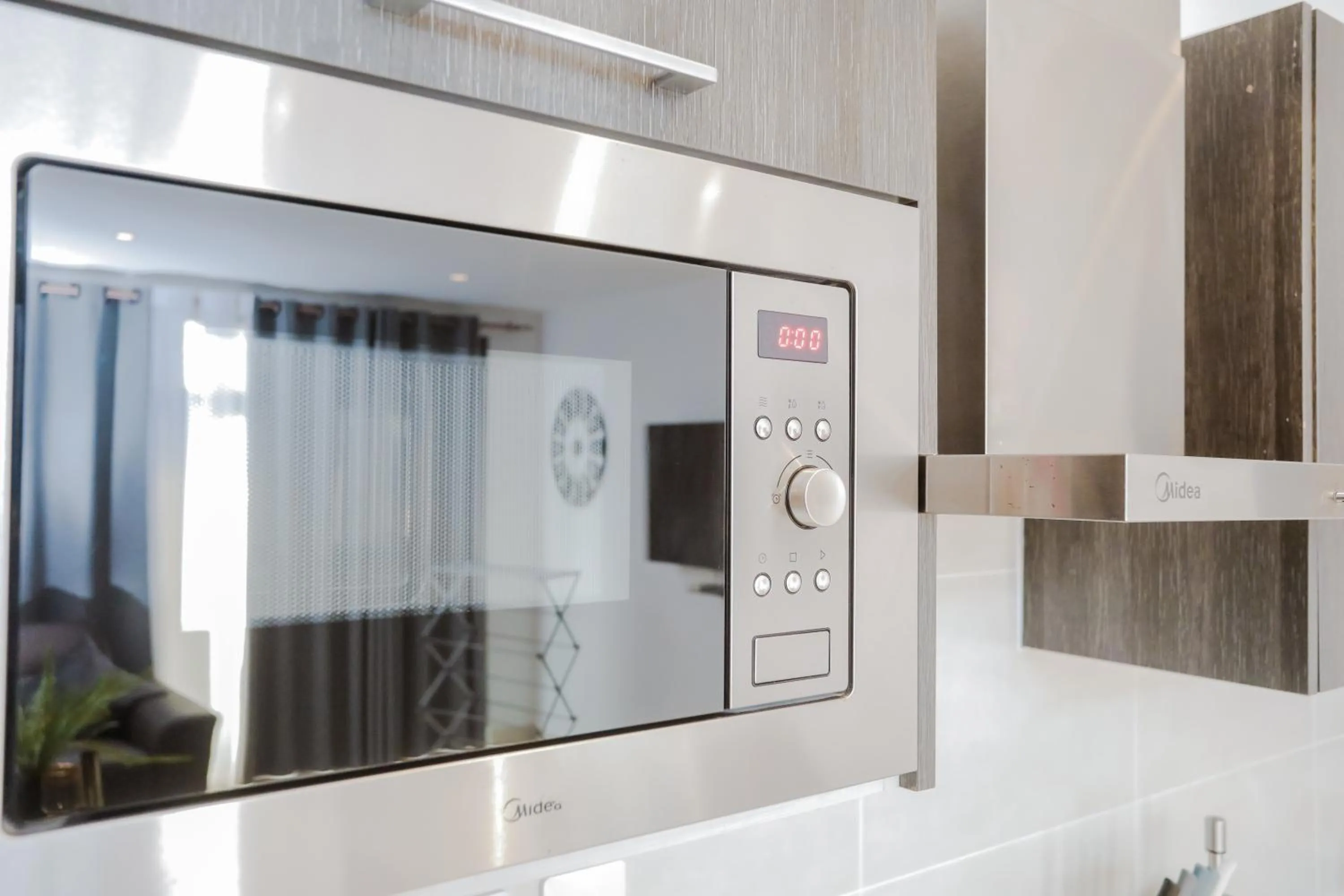 microwave in Accra Luxury Apartments at Embassy Gardens