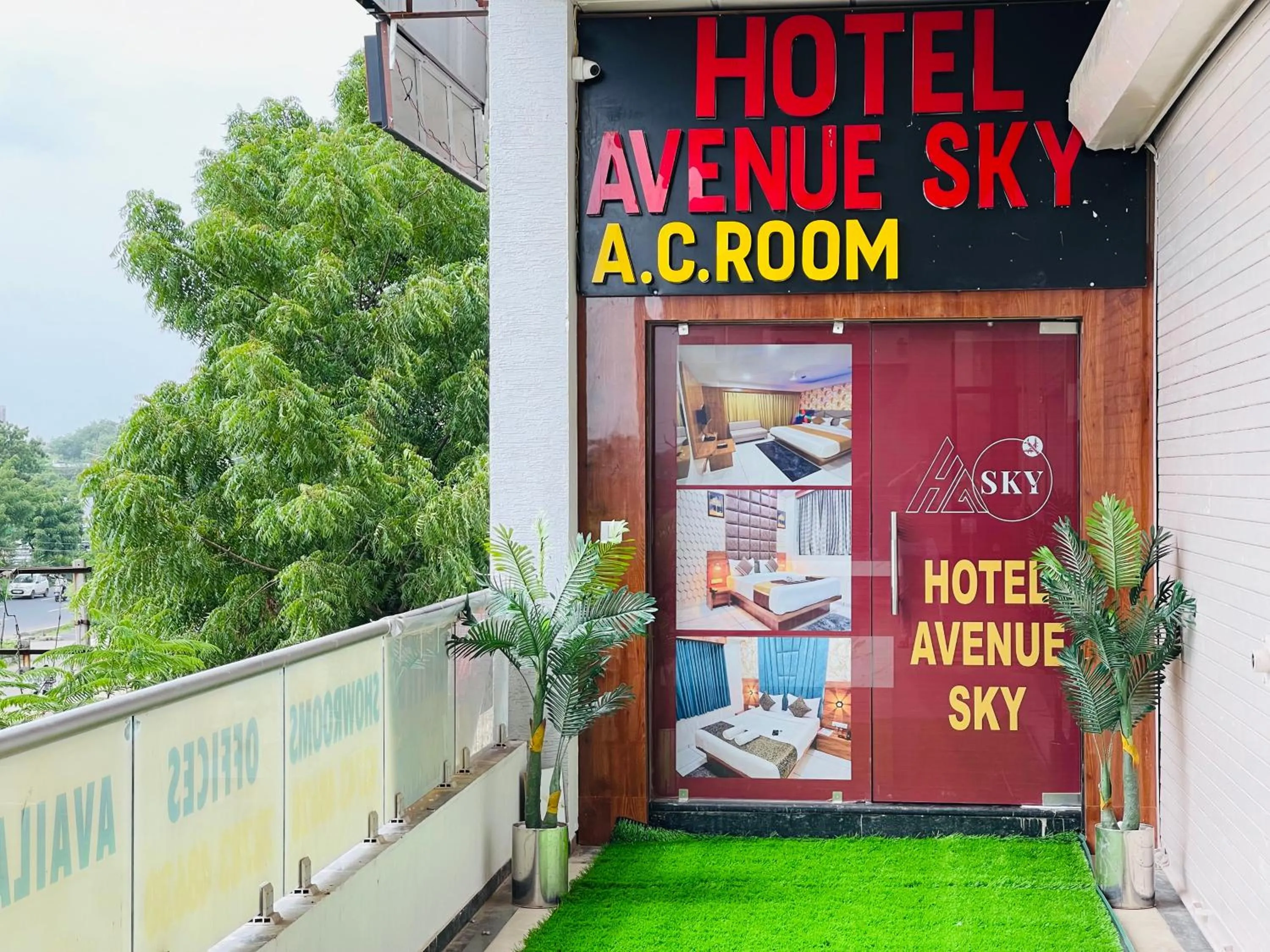Facade/entrance in Hotel Avenue Sky