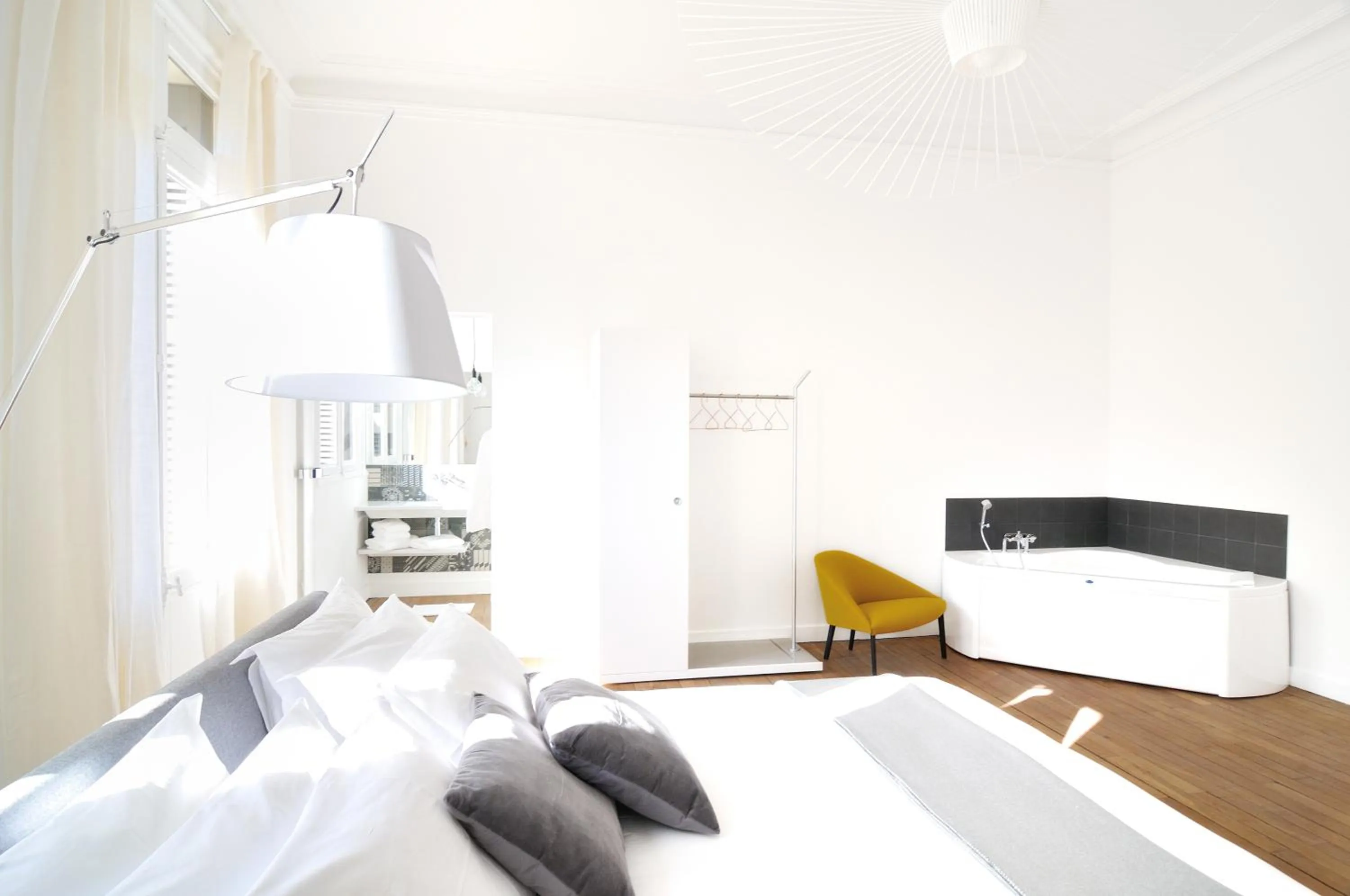 Photo of the whole room, Bed in L'Hôtel Particulier Beziers