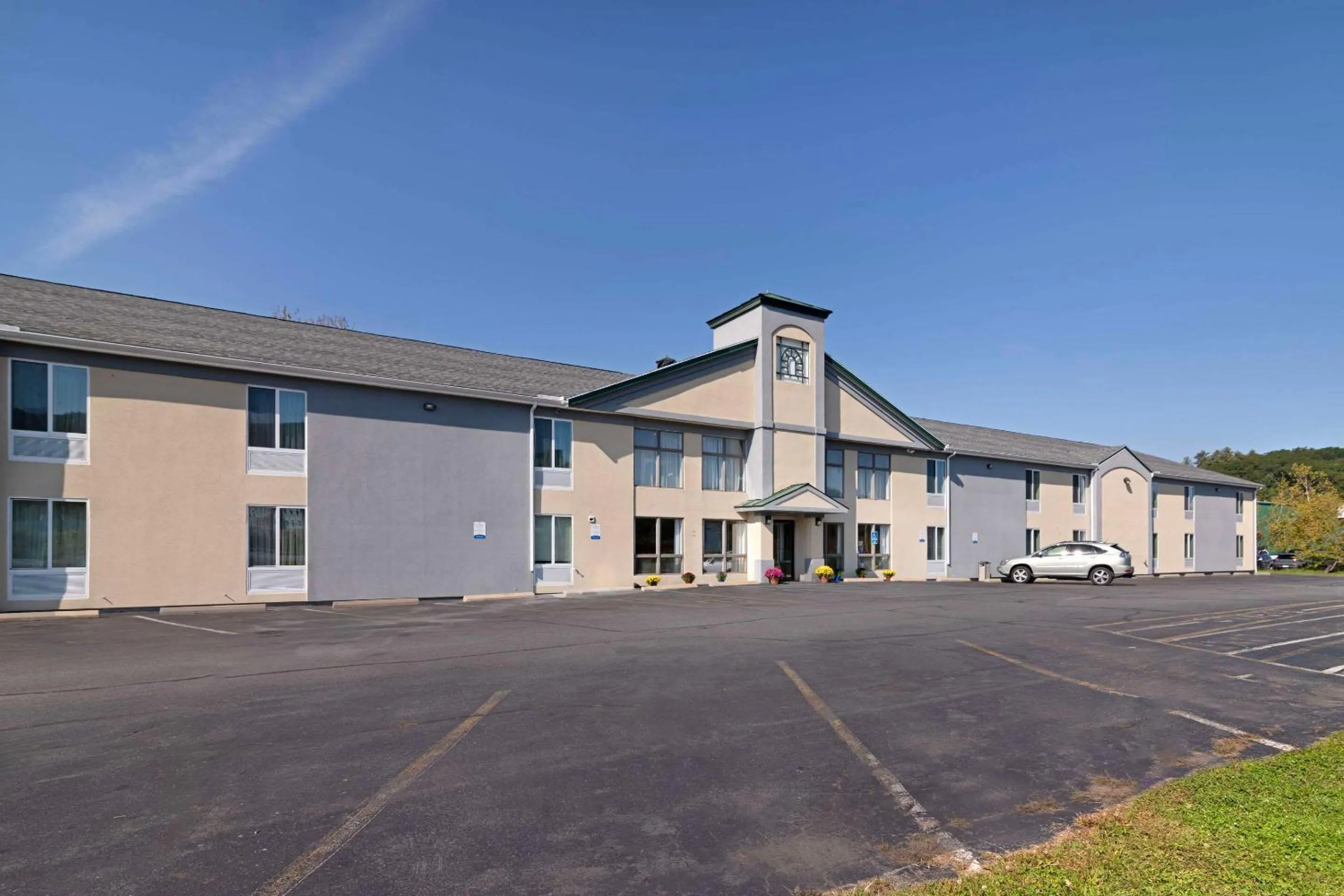 Property building in Quality Inn Lebanon - Hanover