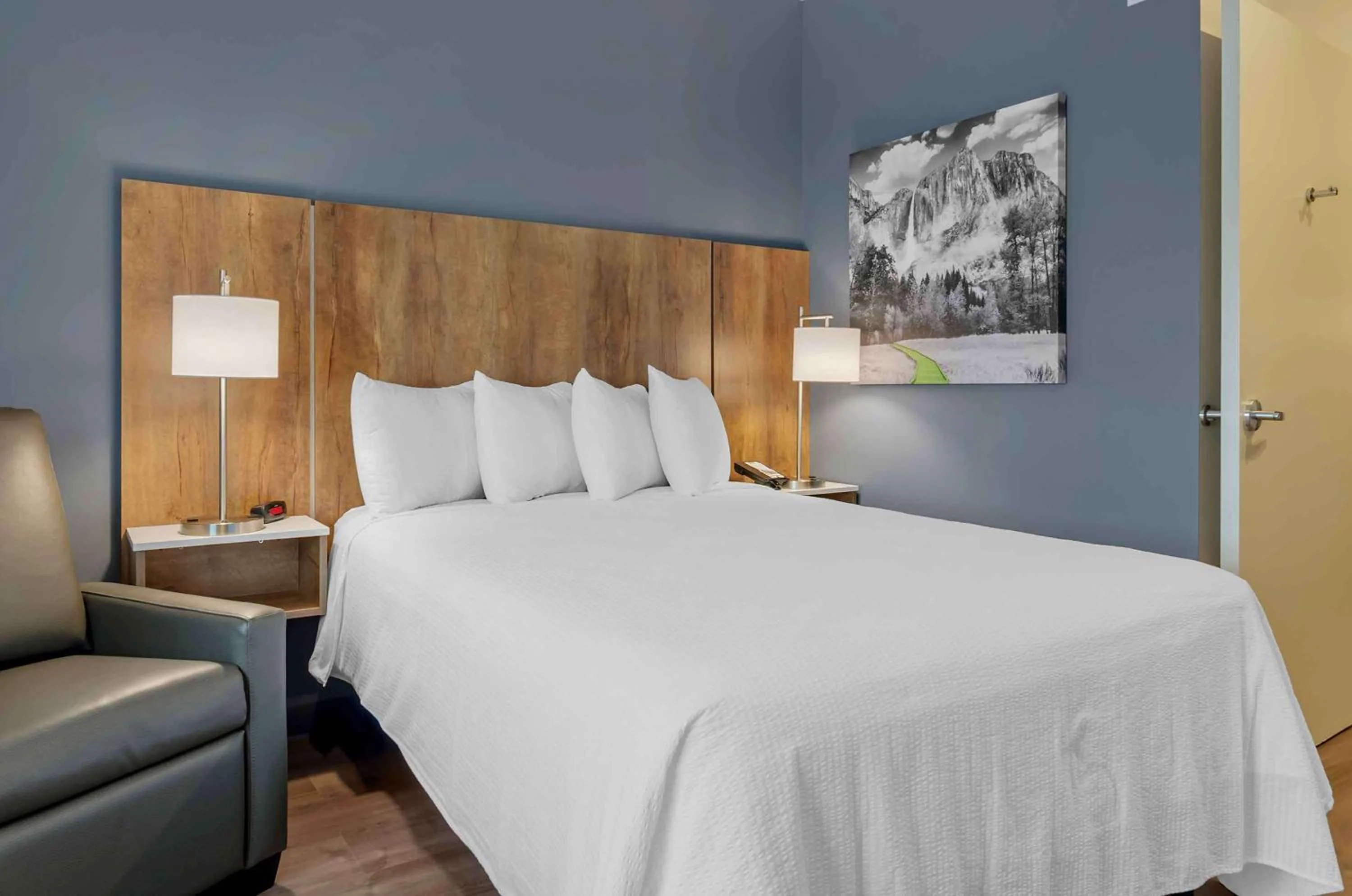 Bedroom, Bed in Extended Stay America Premier Suites - Harrisonburg
