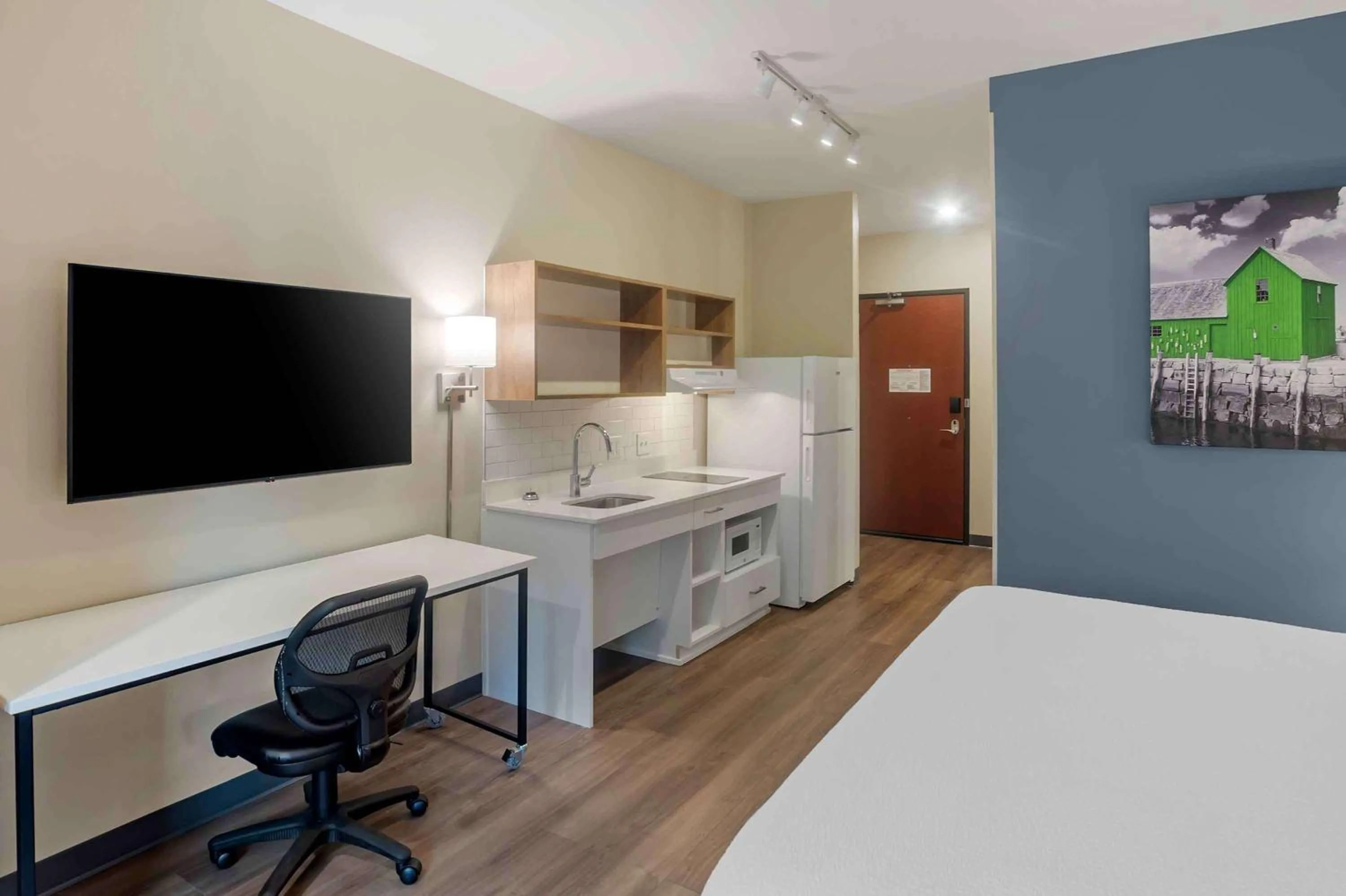 Kitchen or kitchenette, Bed in Extended Stay America Premier Suites - Asheville