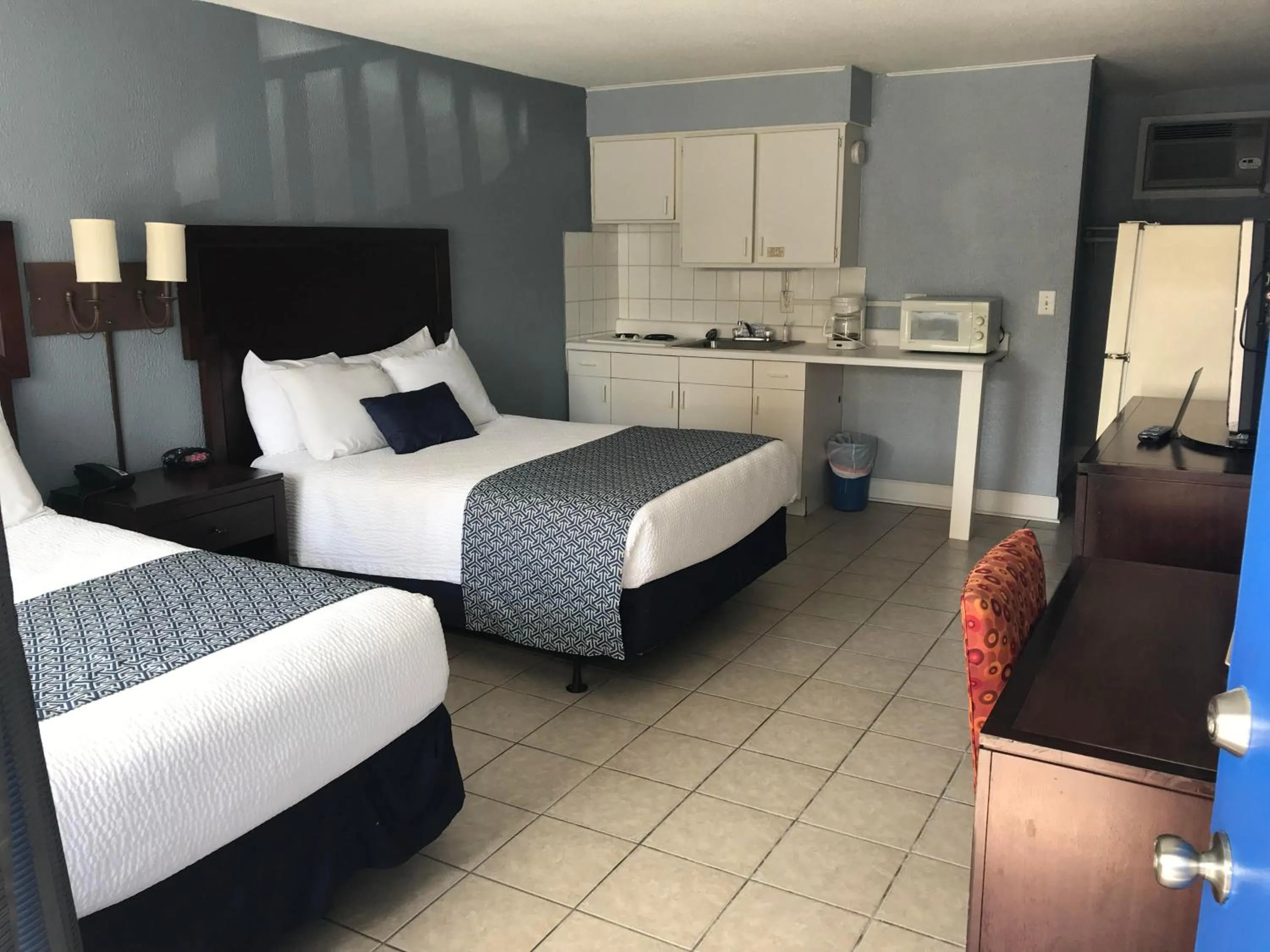 Bed in Edgewater Inn